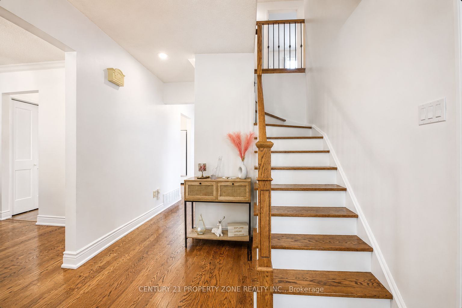 27 Madrid Crescent N Property Photo 5