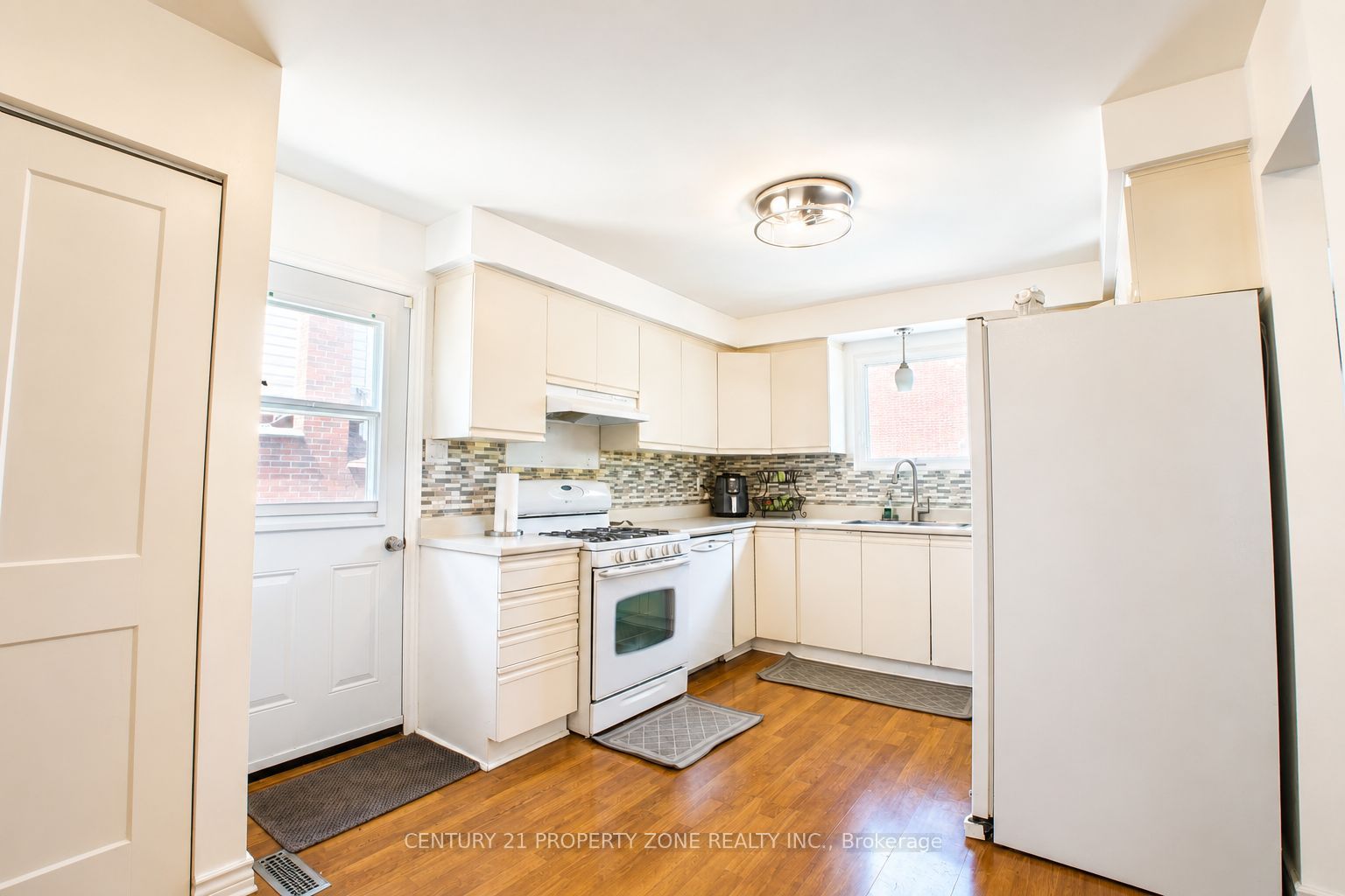 27 Madrid Crescent N Property Photo 10