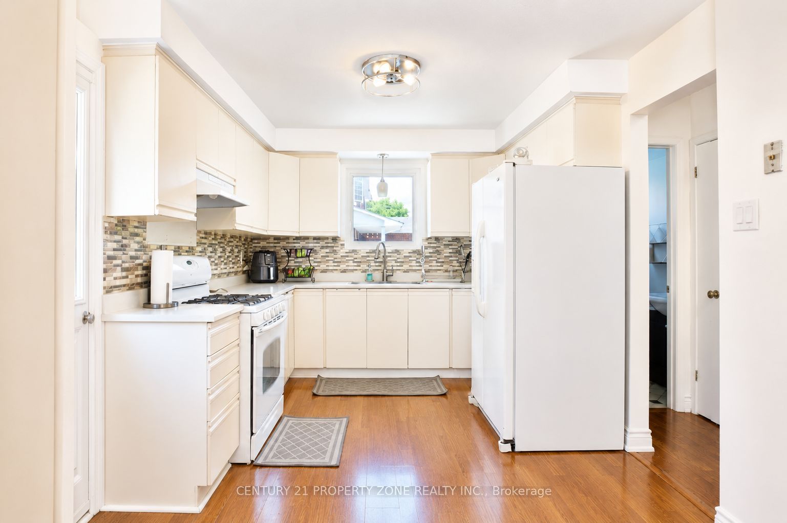 27 Madrid Crescent N Property Photo 11