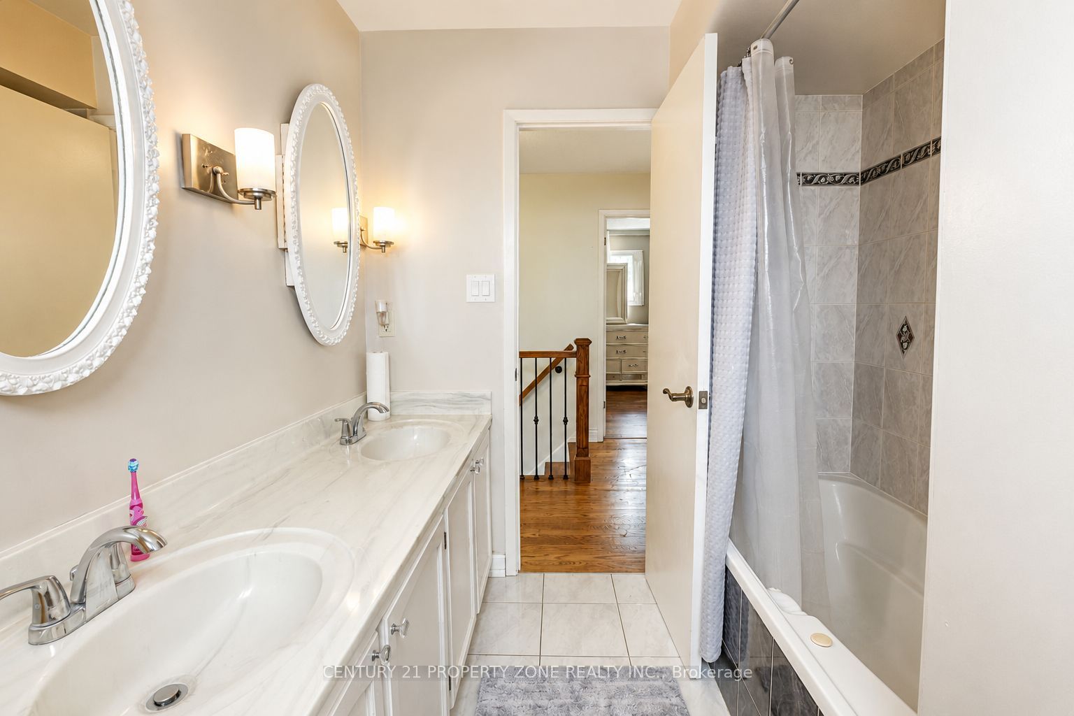 27 Madrid Crescent N Property Photo 15