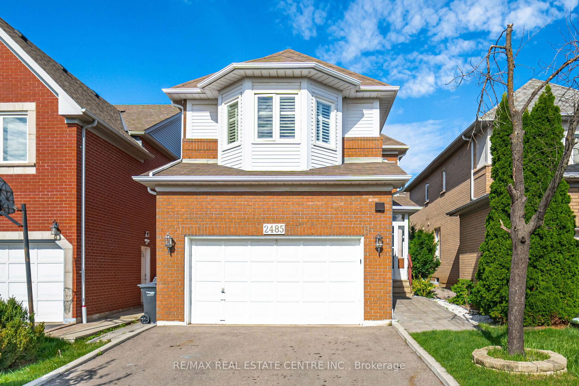 2485 Strathmore Crescent N Property Photo 2