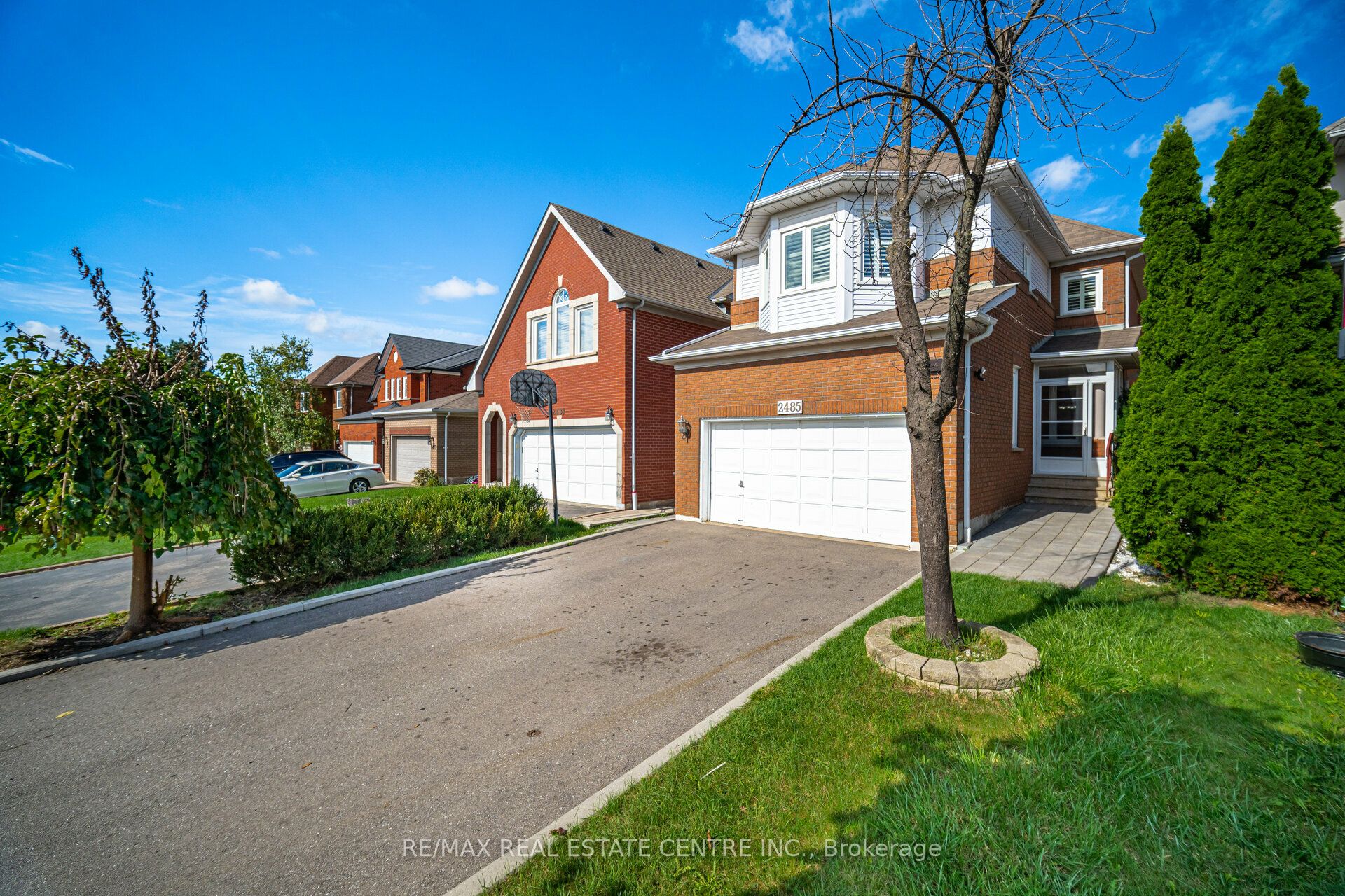 2485 Strathmore Crescent N Property Photo 3