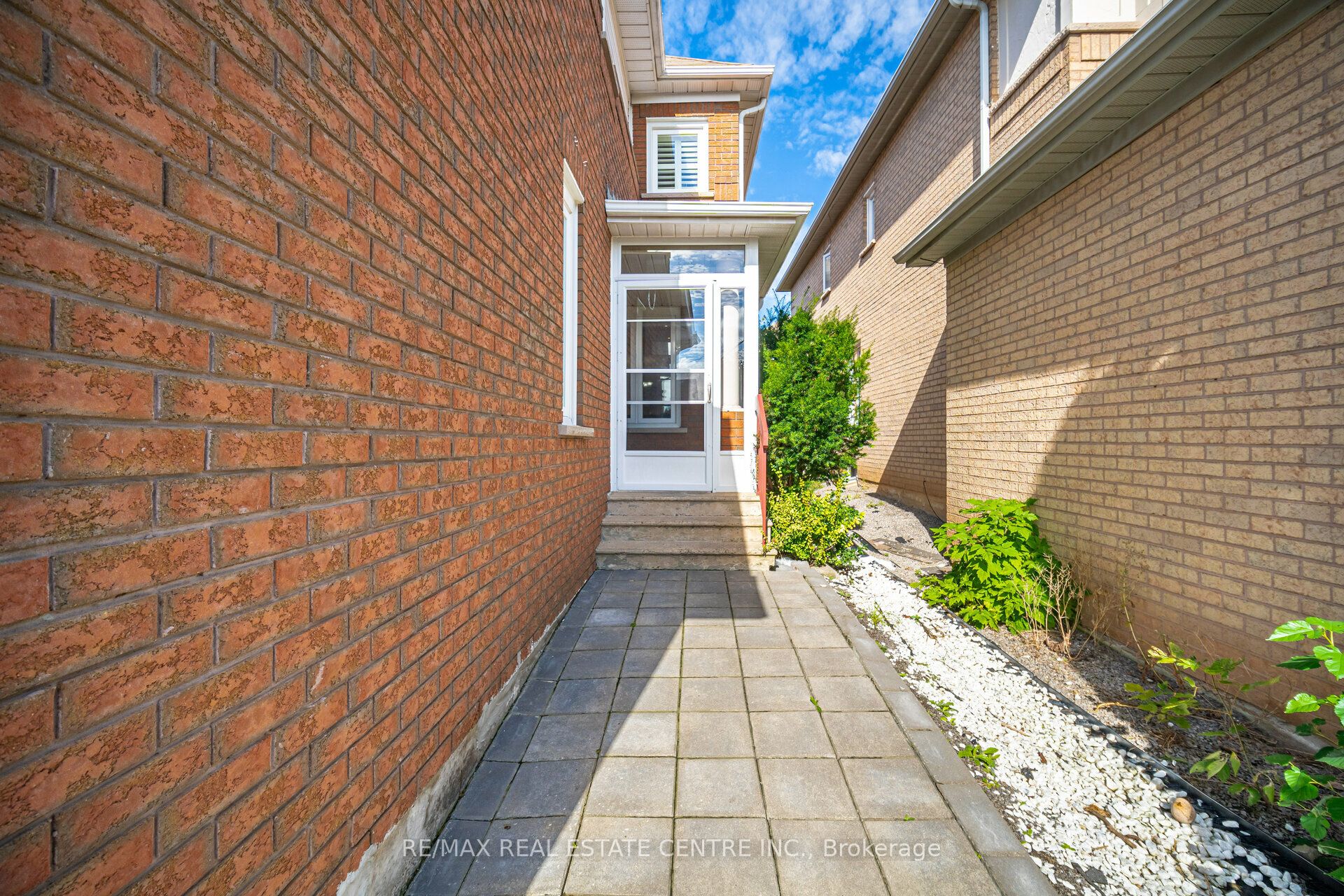 2485 Strathmore Crescent N Property Photo 5