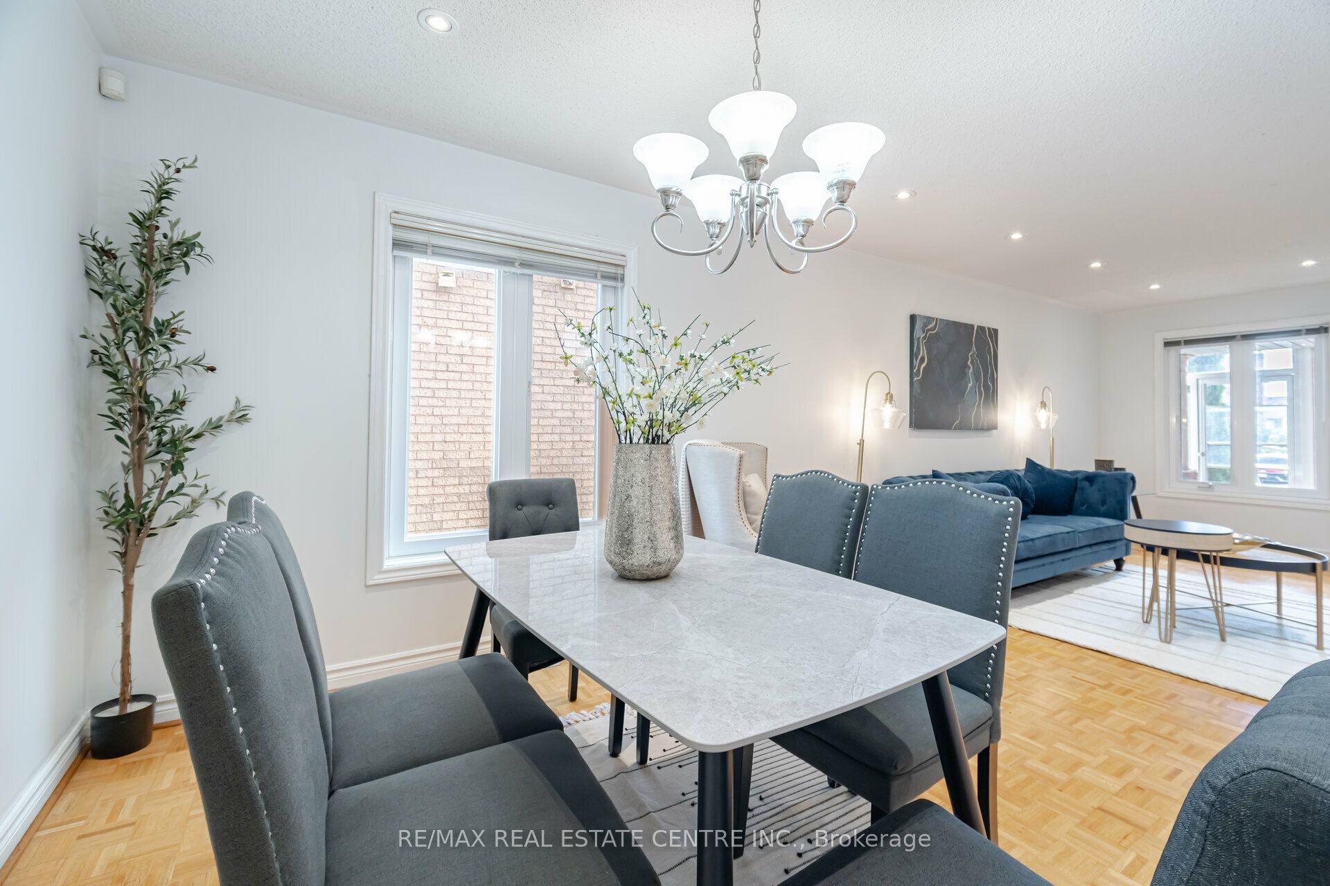 2485 Strathmore Crescent N Property Photo 10