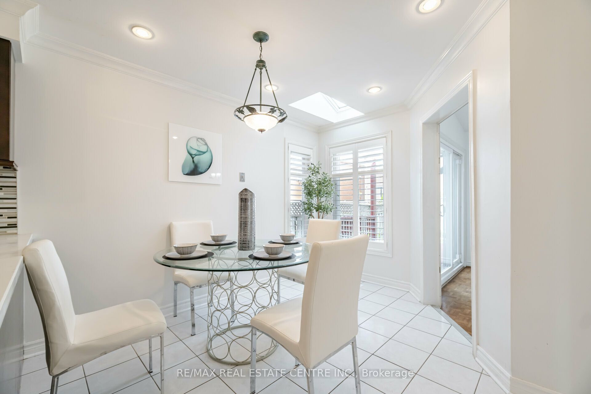 2485 Strathmore Crescent N Property Photo 14