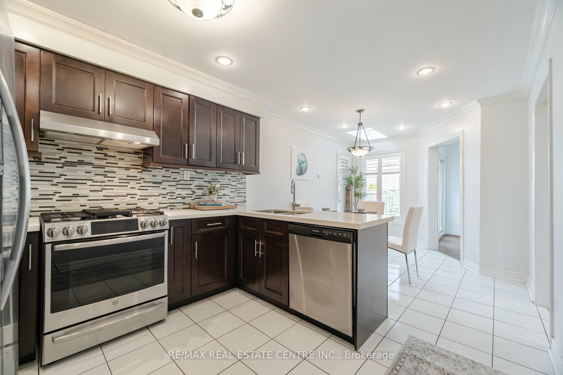 2485 Strathmore Crescent N Property Photo 17