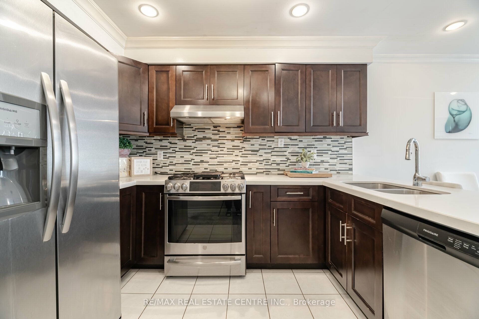 2485 Strathmore Crescent N Property Photo 18