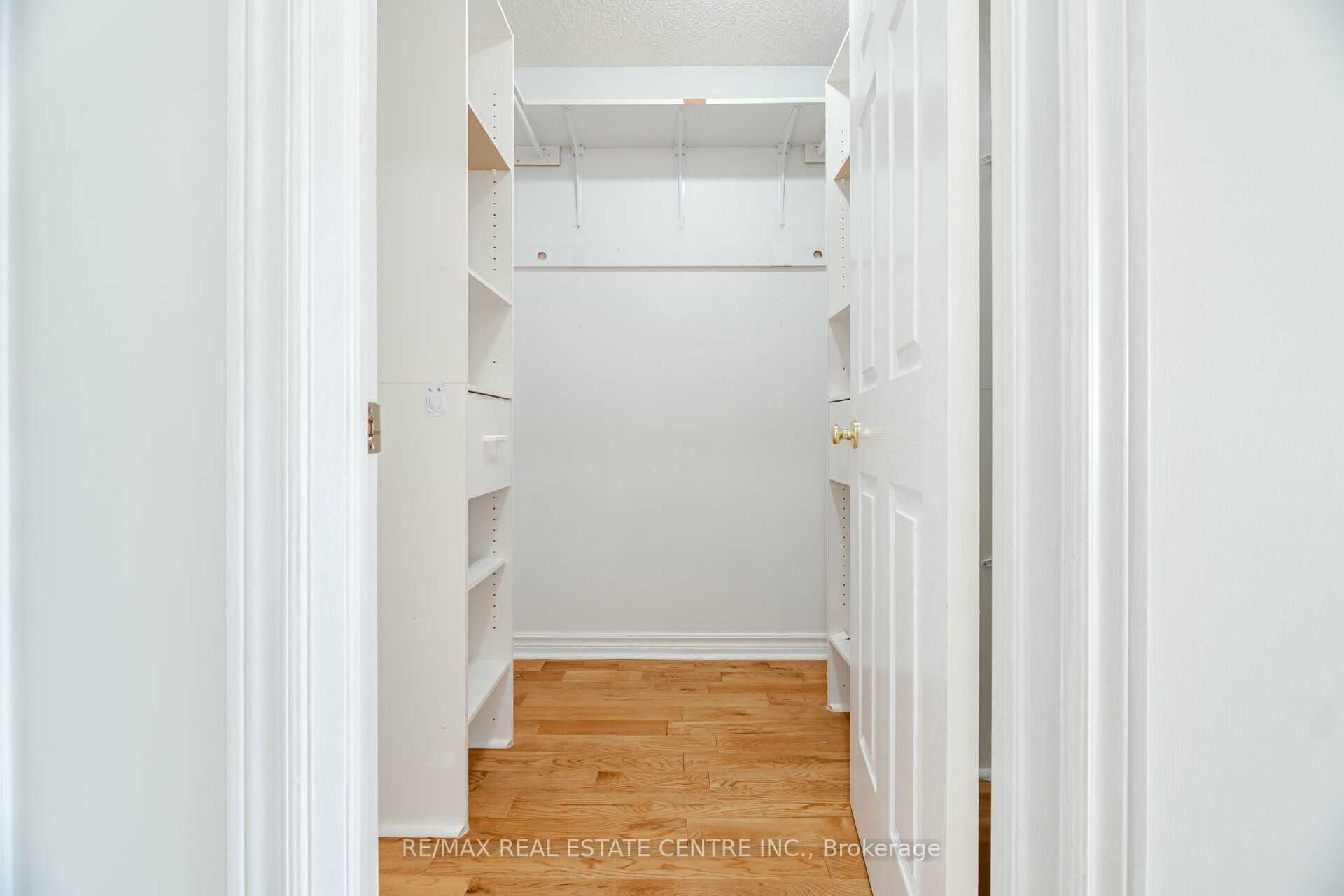 2485 Strathmore Crescent N Property Photo 31