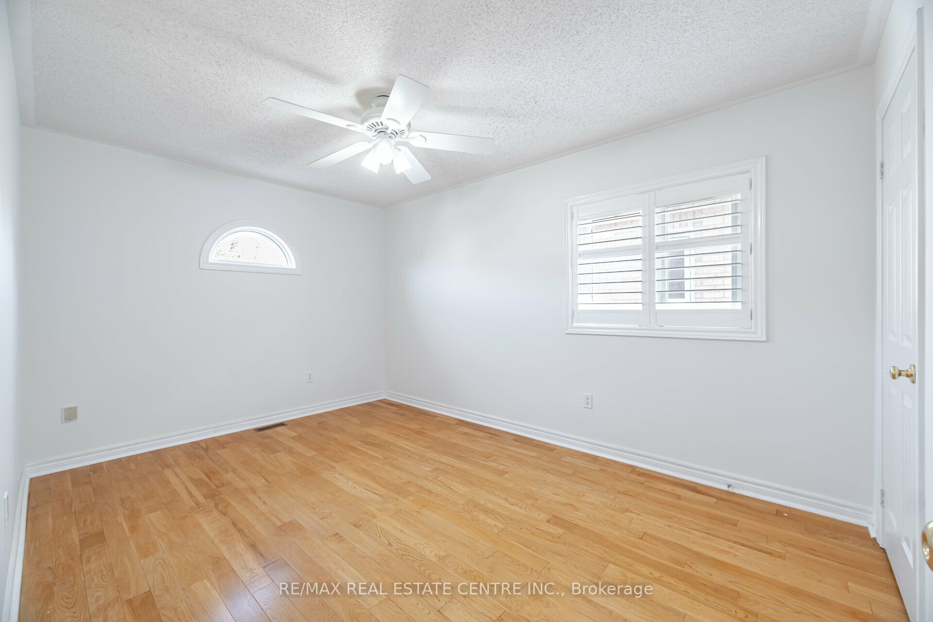 2485 Strathmore Crescent N Property Photo 32