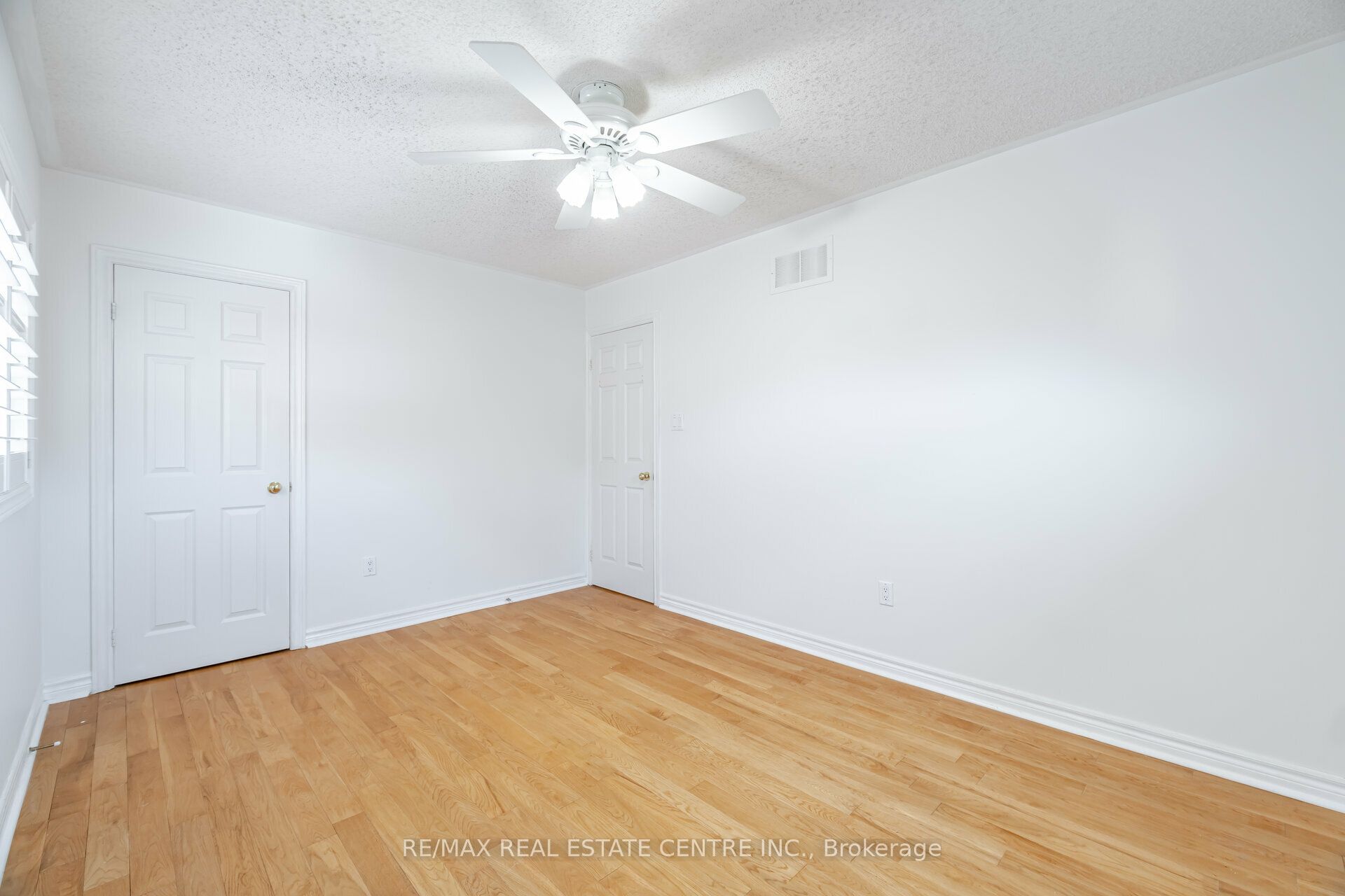 2485 Strathmore Crescent N Property Photo 33