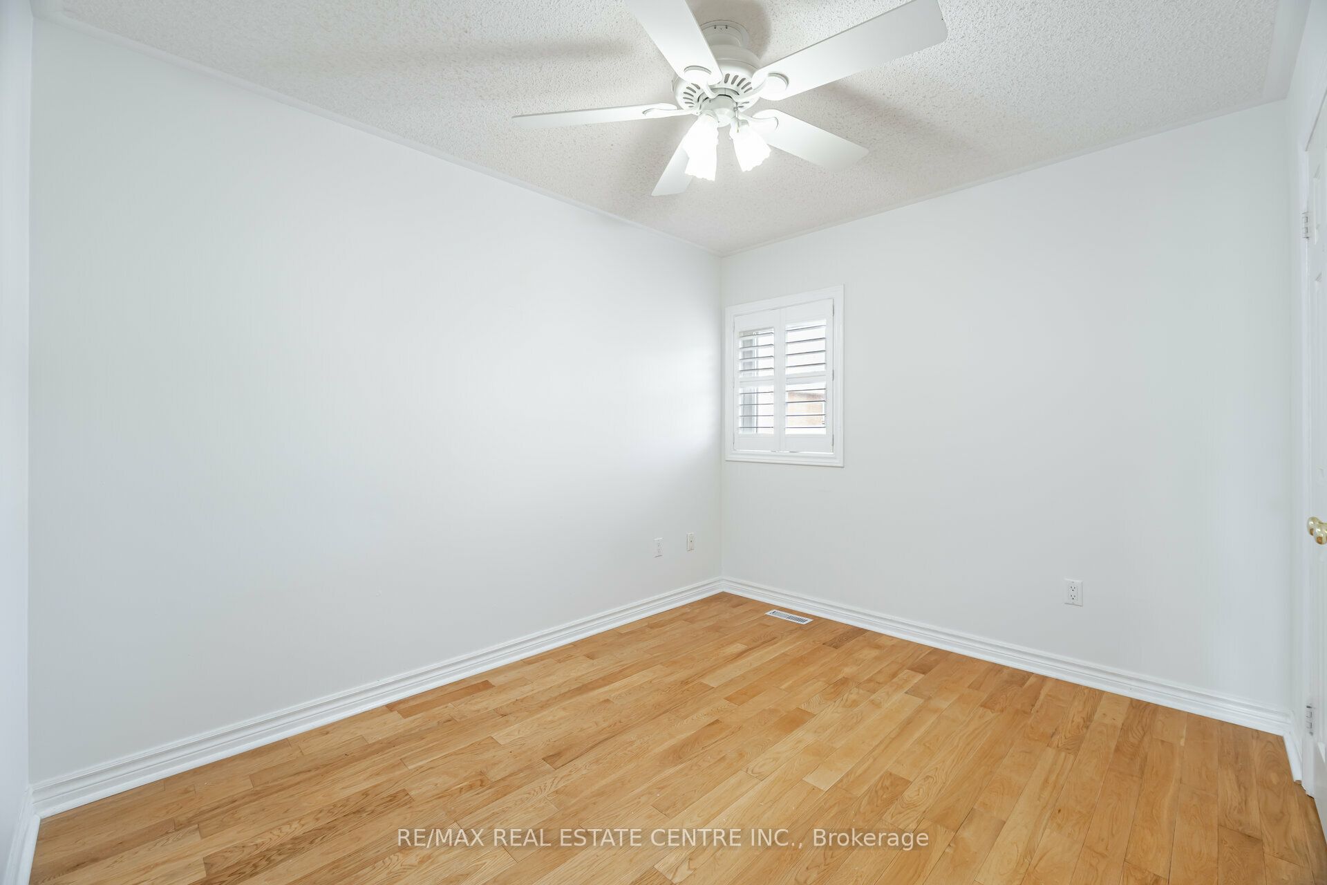 2485 Strathmore Crescent N Property Photo 34