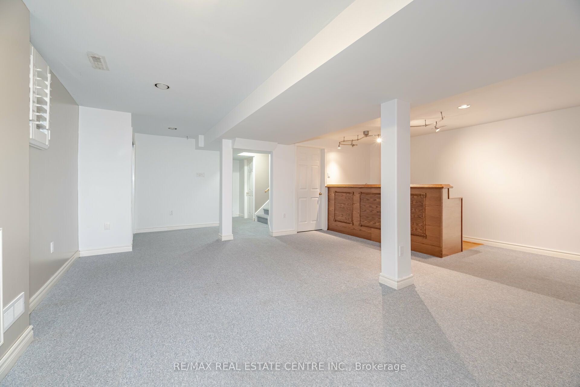 2485 Strathmore Crescent N Property Photo 39