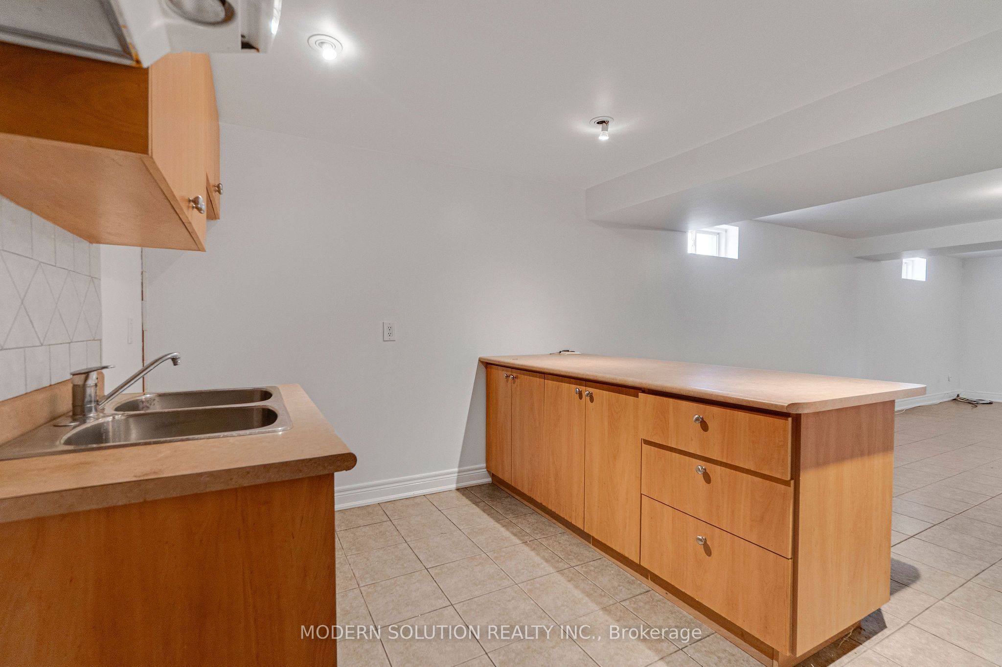 53 Ellwood Drive W Property Photo 33