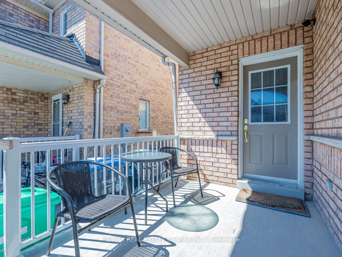 140 Cadillac Crescent Upper Property Photo 2