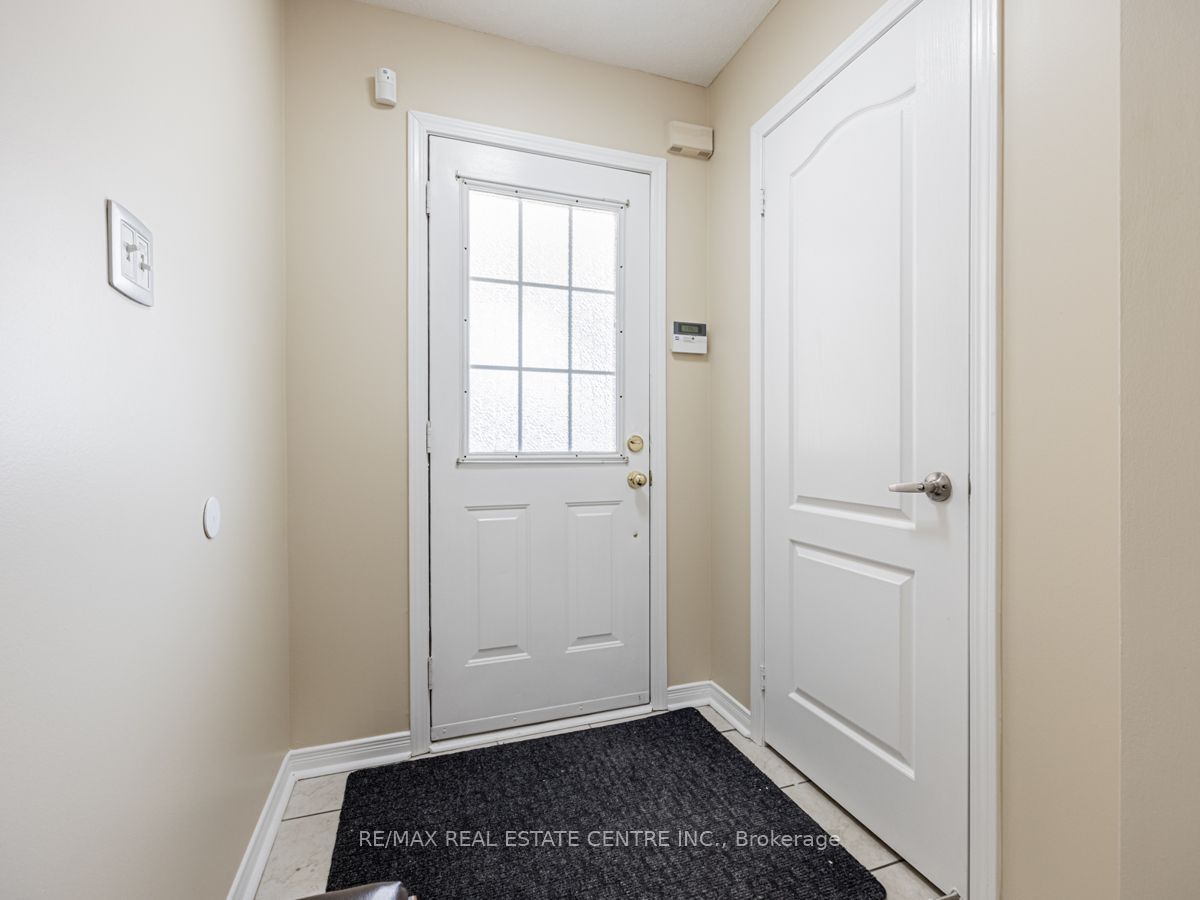 140 Cadillac Crescent Upper Property Photo 3
