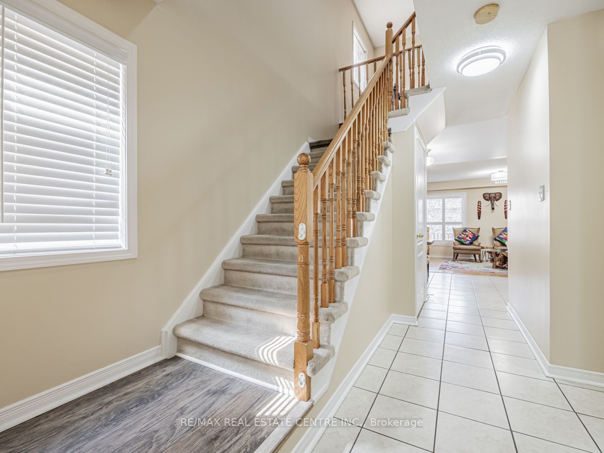 140 Cadillac Crescent Upper Property Photo 4