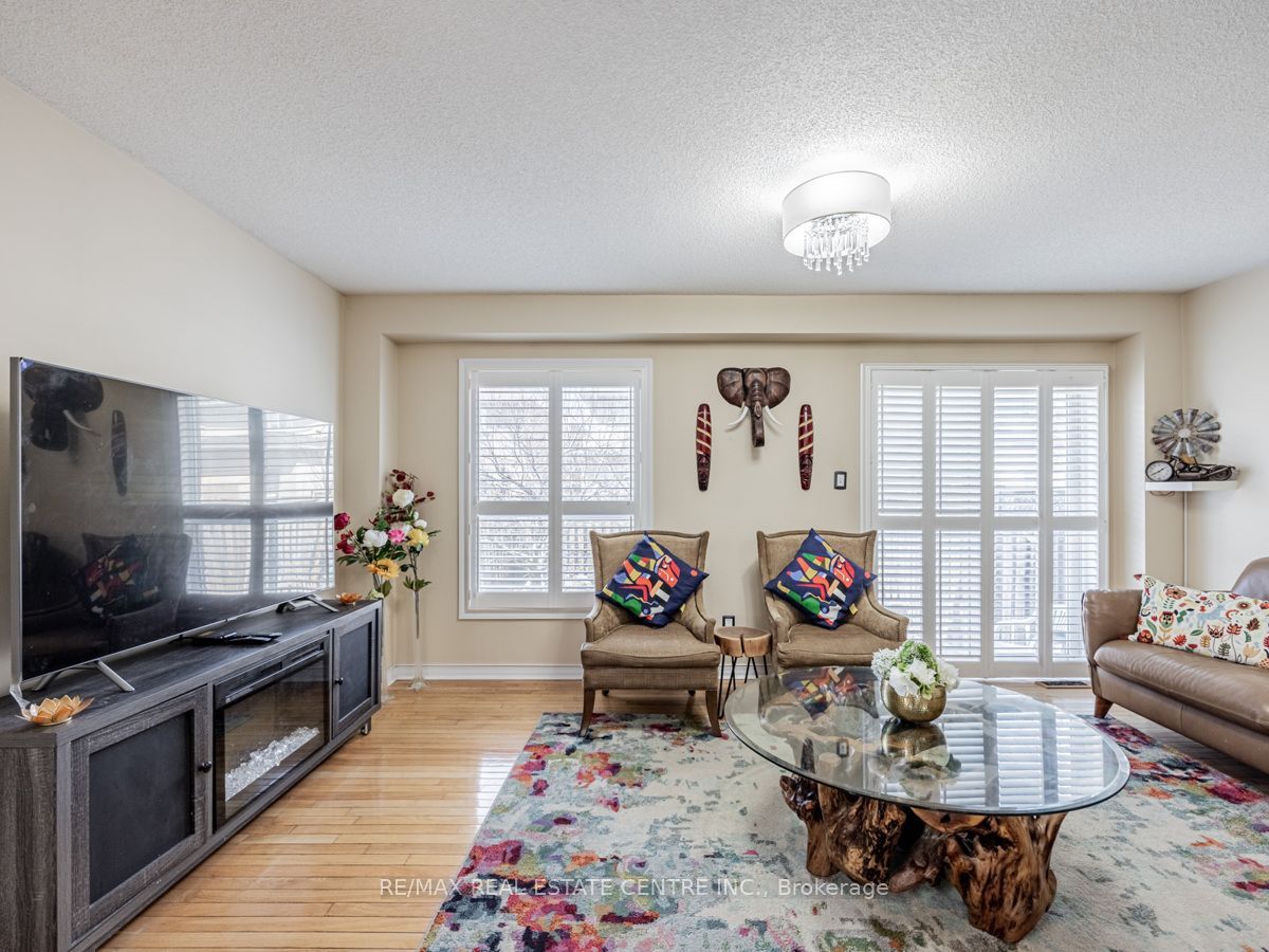 140 Cadillac Crescent Upper Property Photo 6