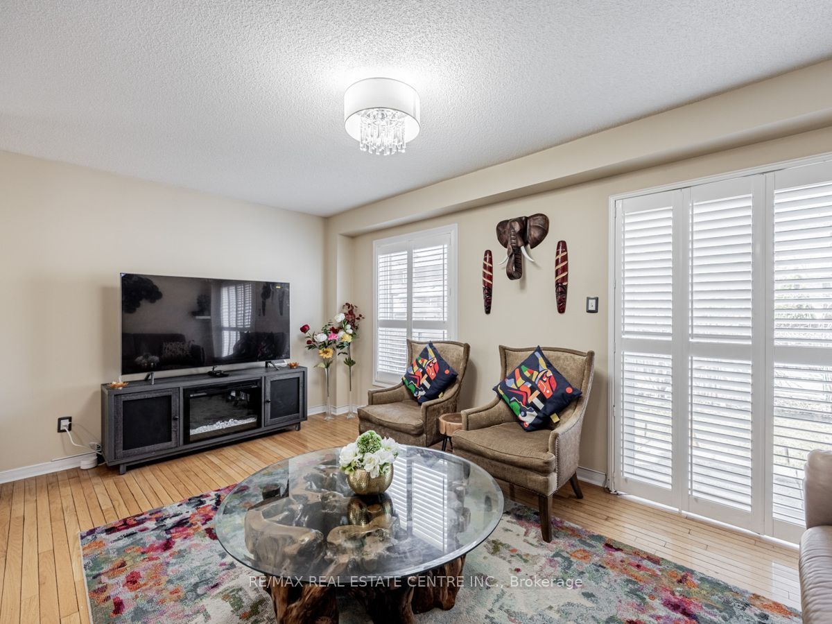 140 Cadillac Crescent Upper Property Photo 8