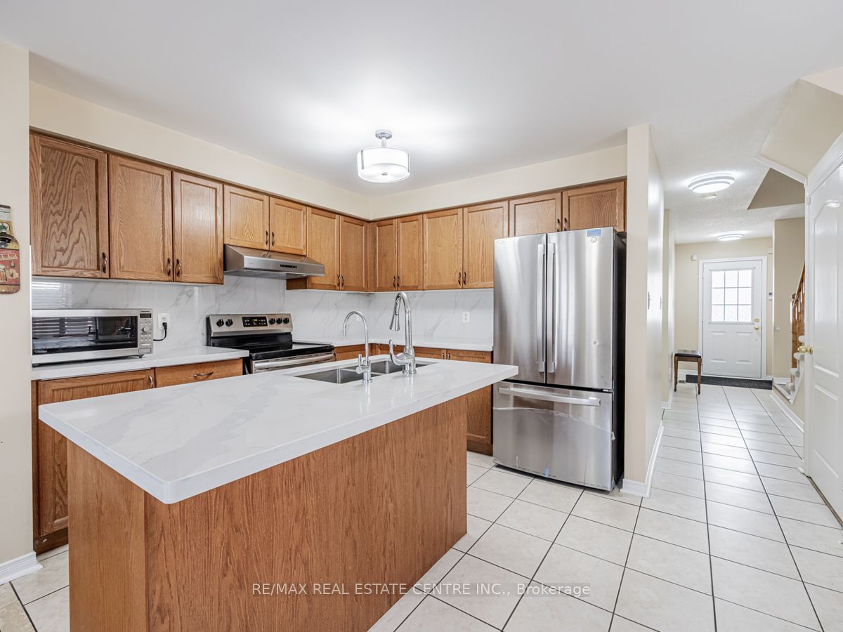 140 Cadillac Crescent Upper Property Photo 10