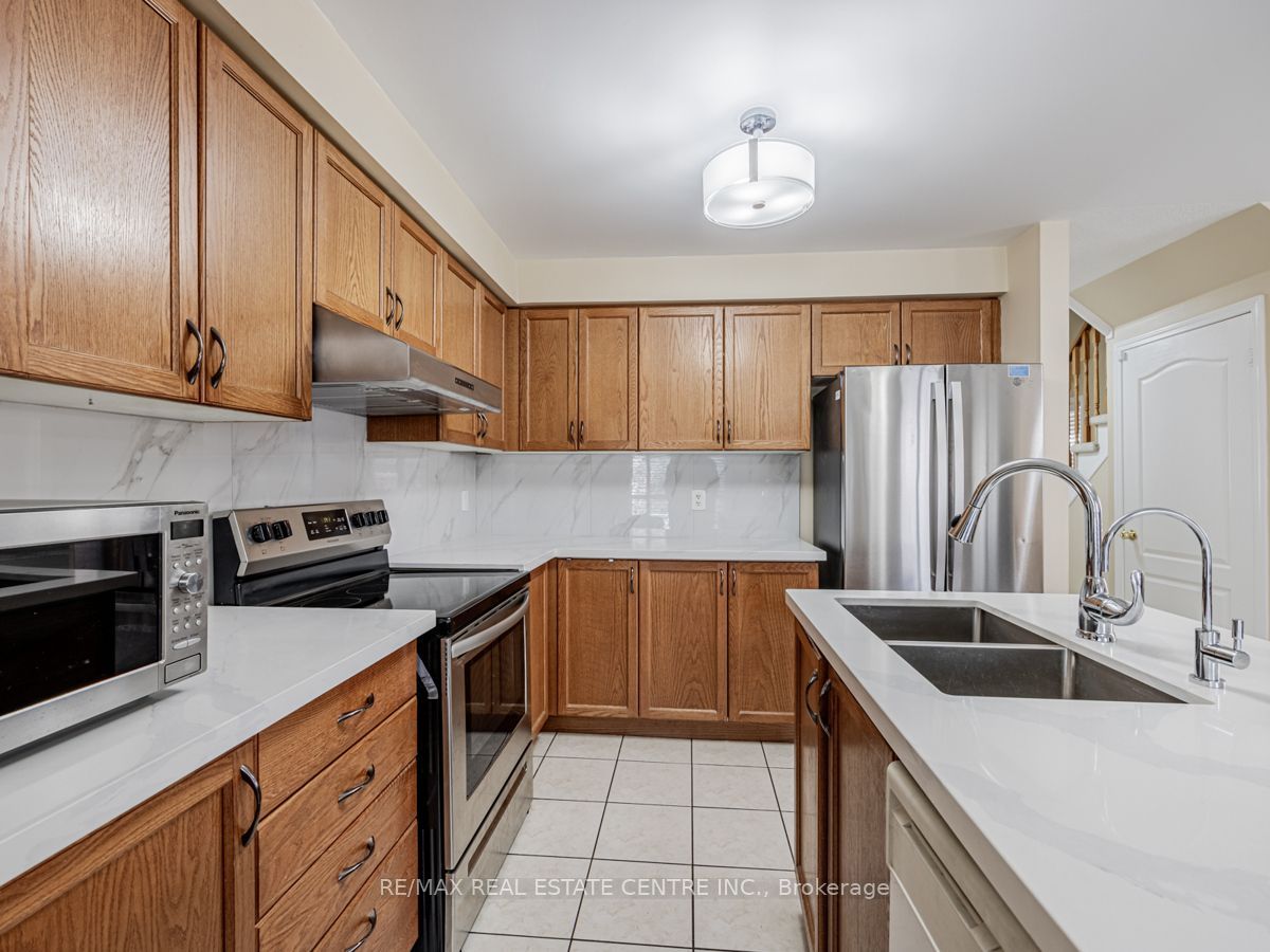 140 Cadillac Crescent Upper Property Photo 12