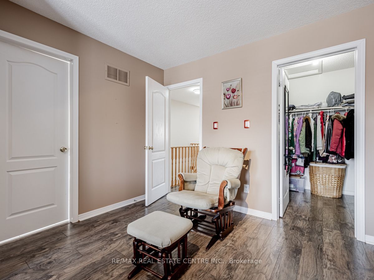 140 Cadillac Crescent Upper Property Photo 18