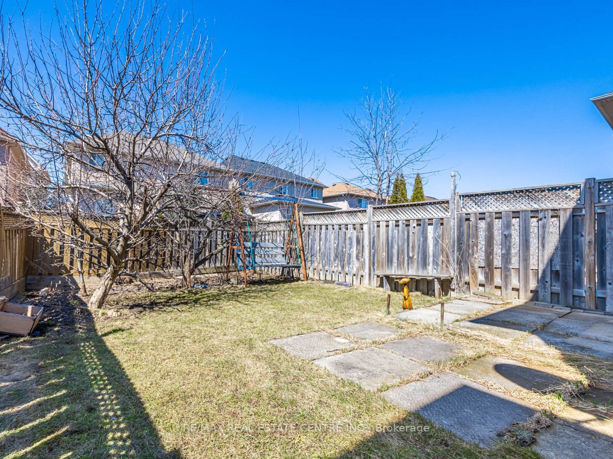 140 Cadillac Crescent Upper Property Photo 24
