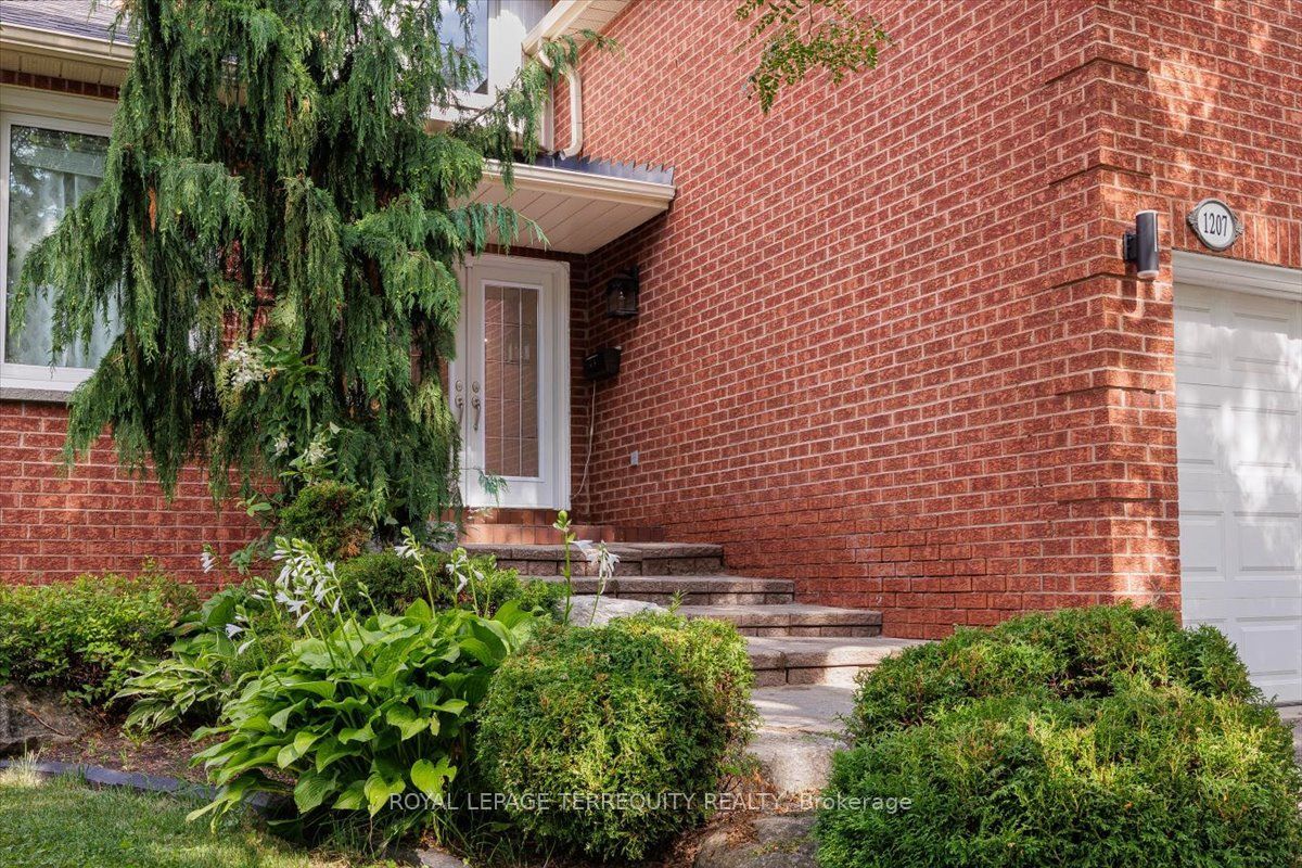 1207 Dogwood Crescent Property Photo 3