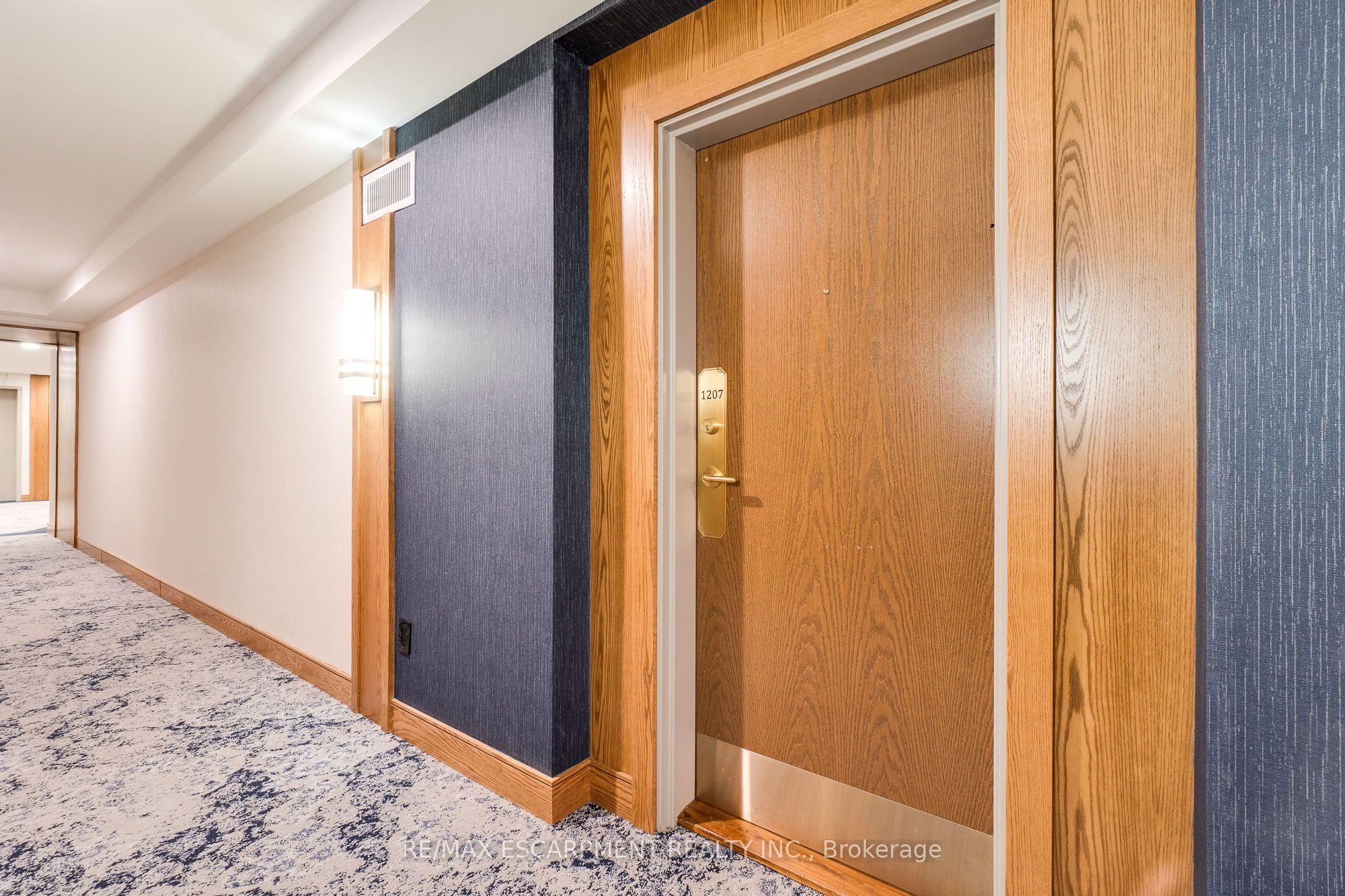 5250 Lakeshore Road 1207 Property Photo 4