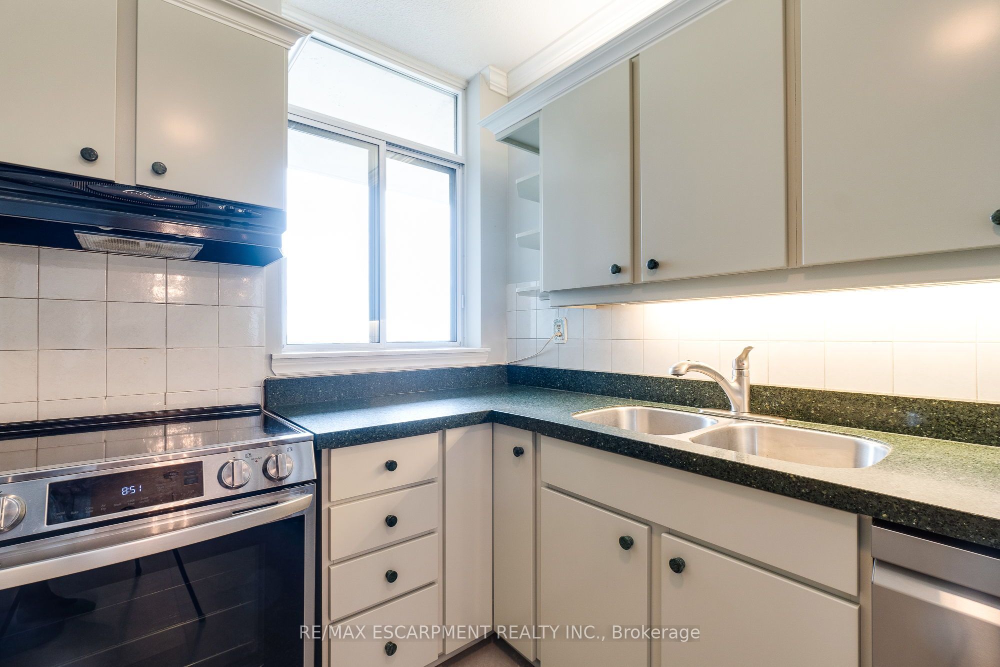 5250 Lakeshore Road 1207 Property Photo 18