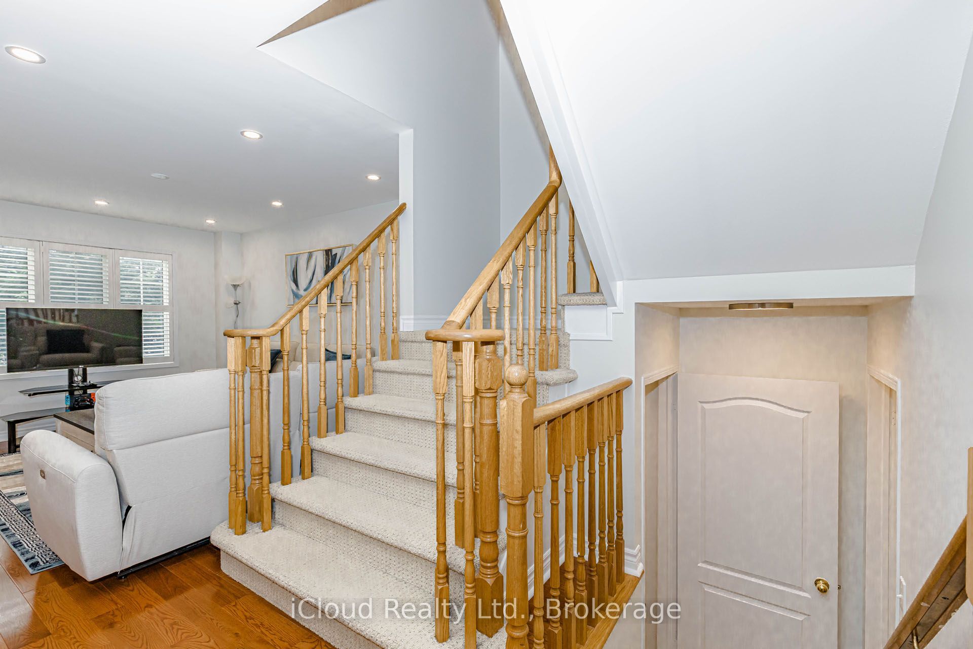 1279 Lamont Crescent Property Photo 13