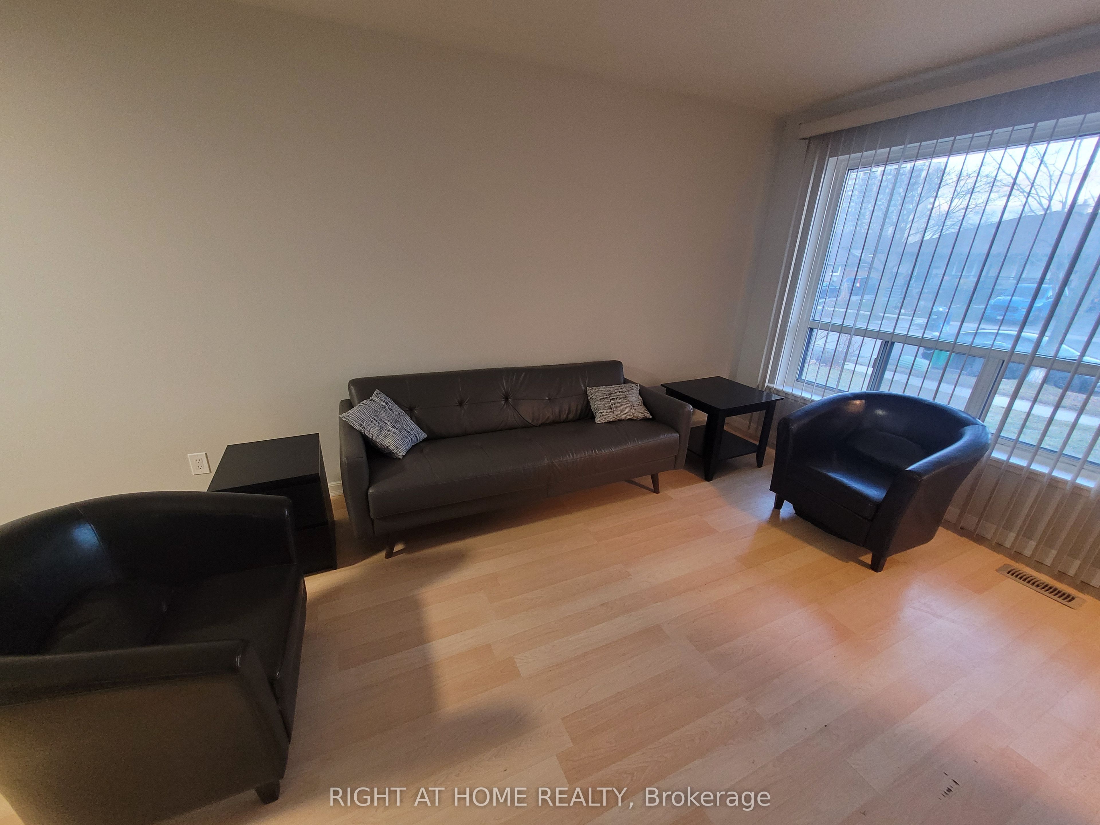 2415 Padstow Crescent Property Photo 7
