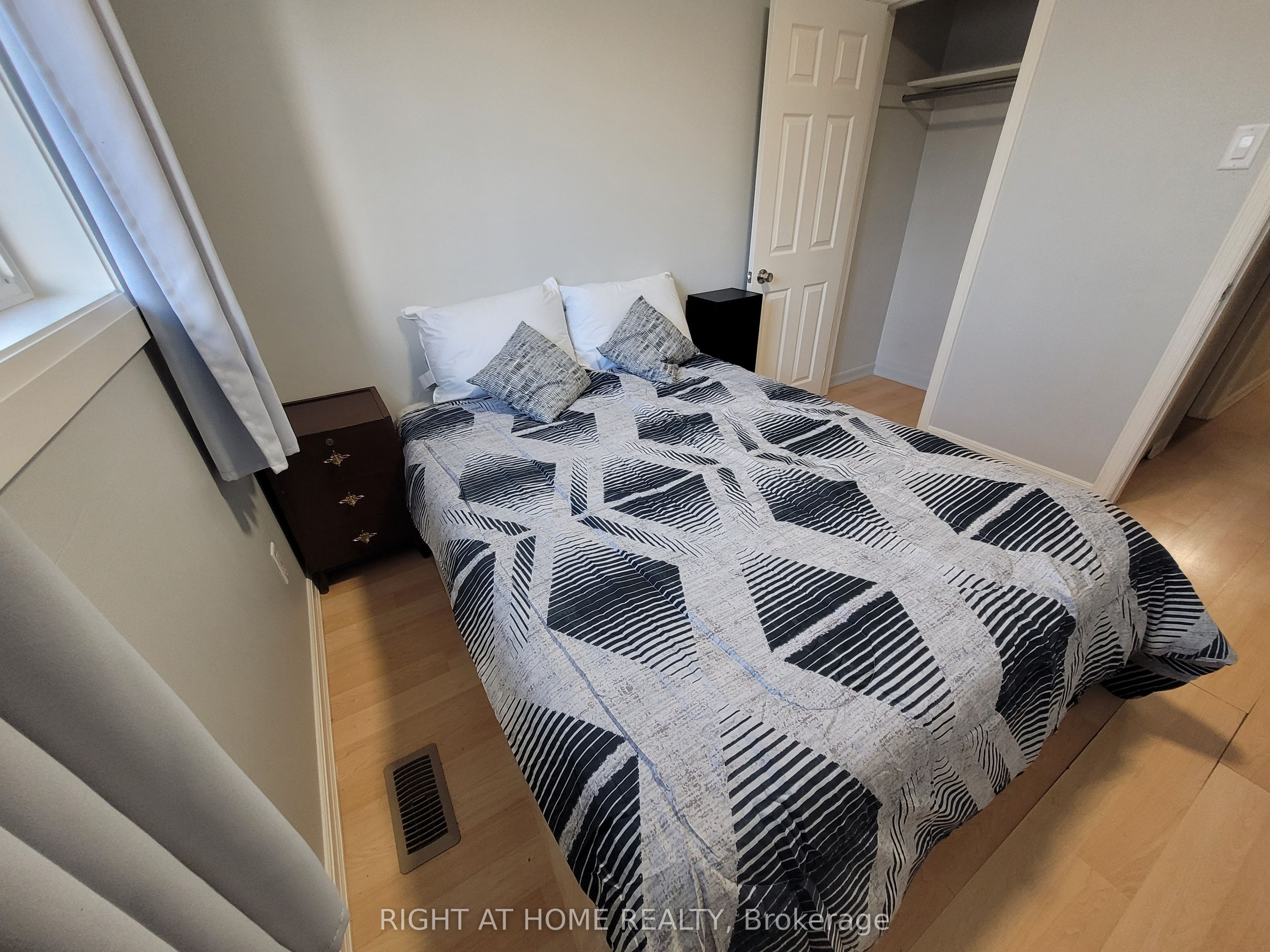 2415 Padstow Crescent Property Photo 12