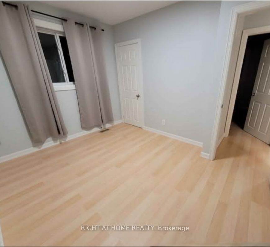 2415 Padstow Crescent Property Photo 13