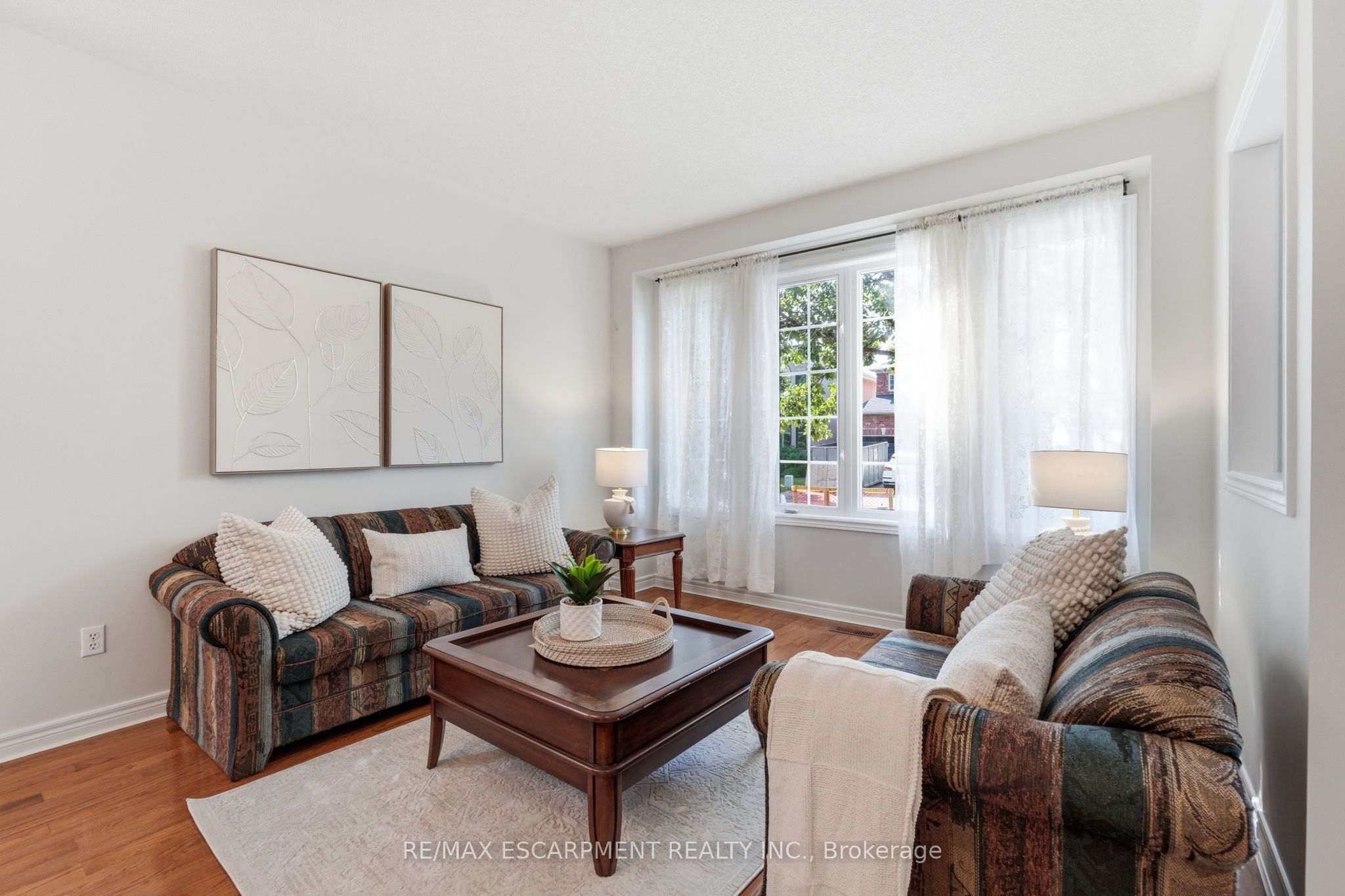 2241 Glazebrook Circle Property Photo 4