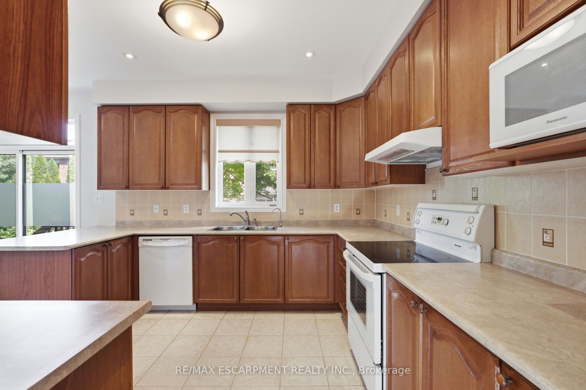 2241 Glazebrook Circle Property Photo 12
