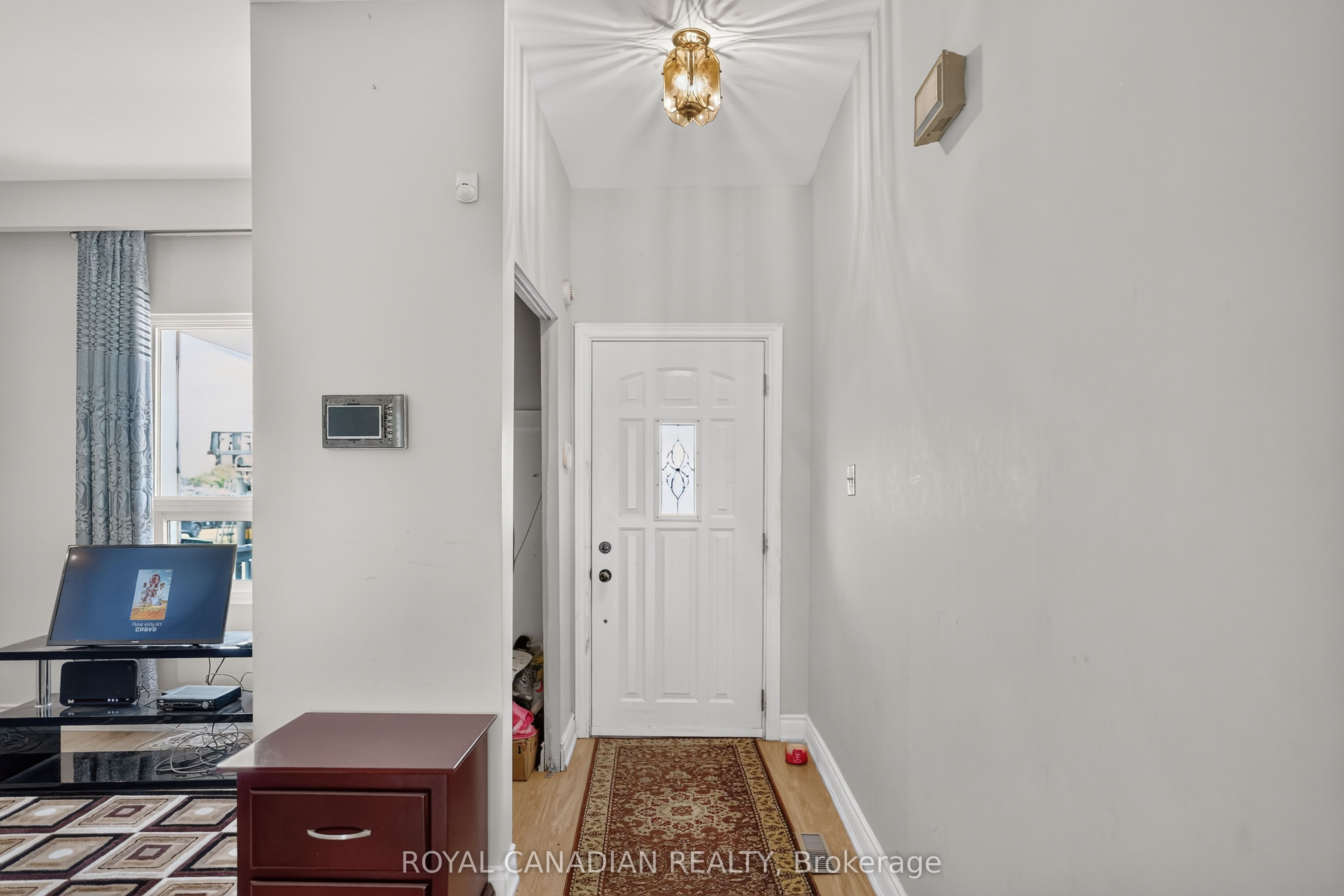2538 St Clair Avenue W Property Photo 3