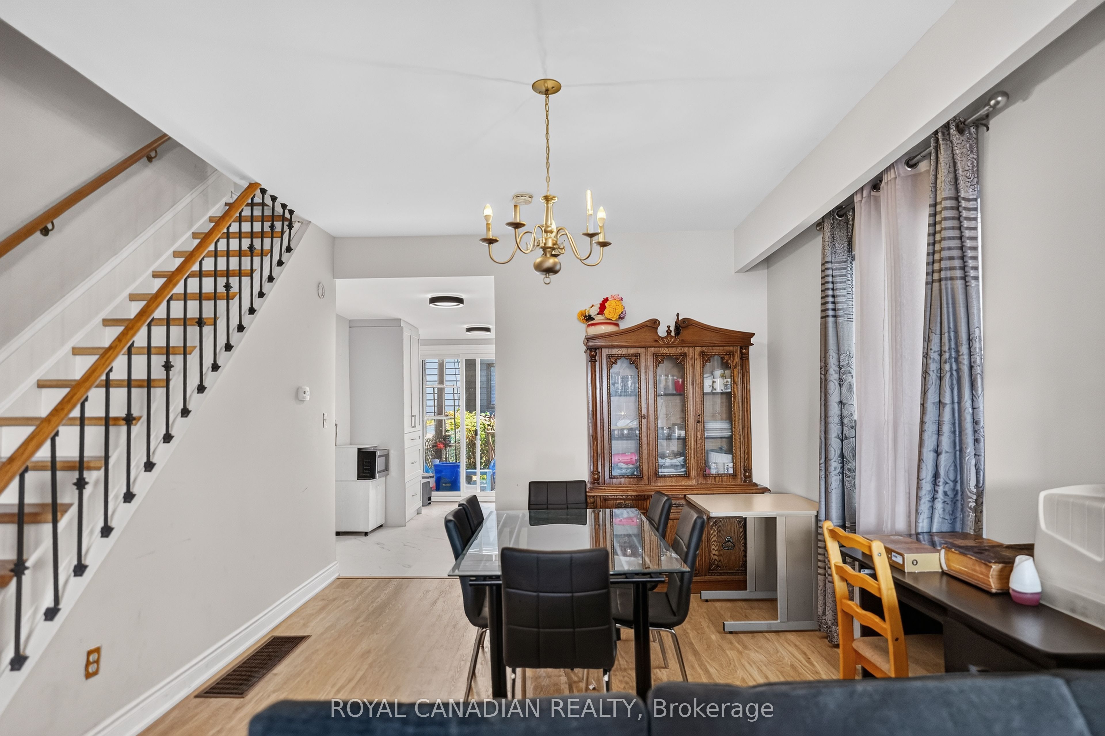 2538 St Clair Avenue W Property Photo 9
