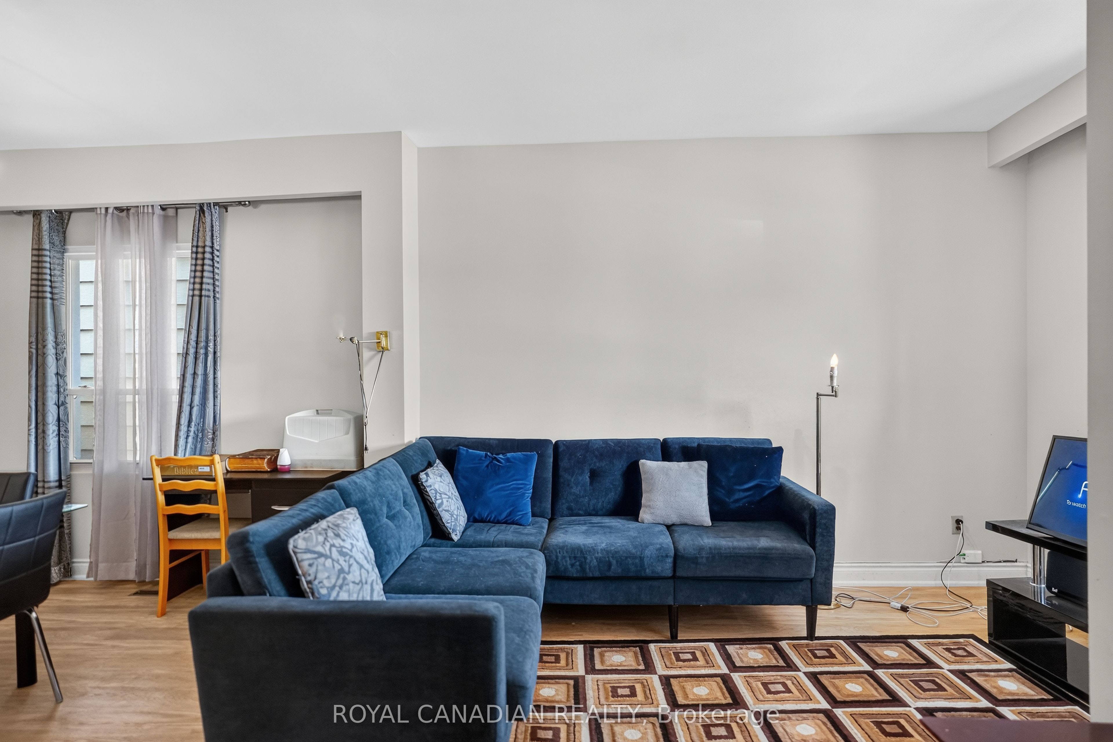 2538 St Clair Avenue W Property Photo 10