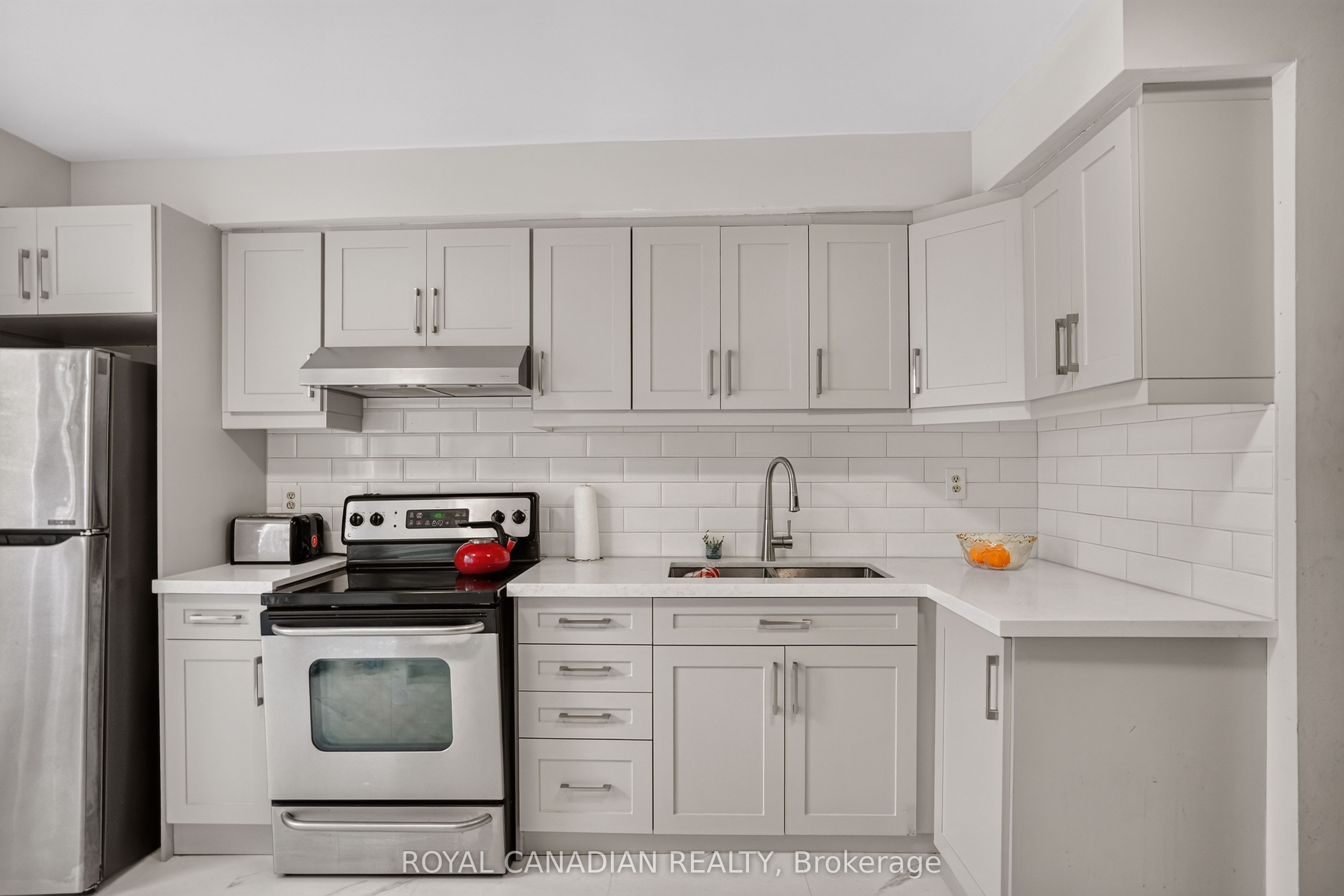 2538 St Clair Avenue W Property Photo 19