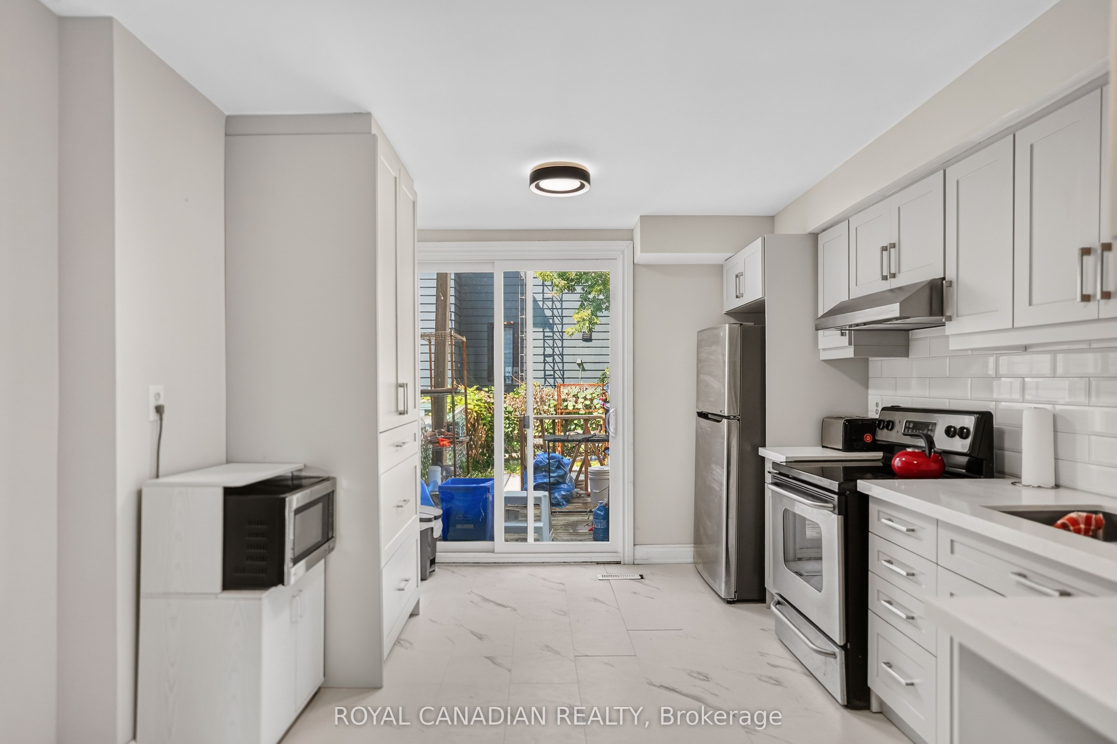 2538 St Clair Avenue W Property Photo 21