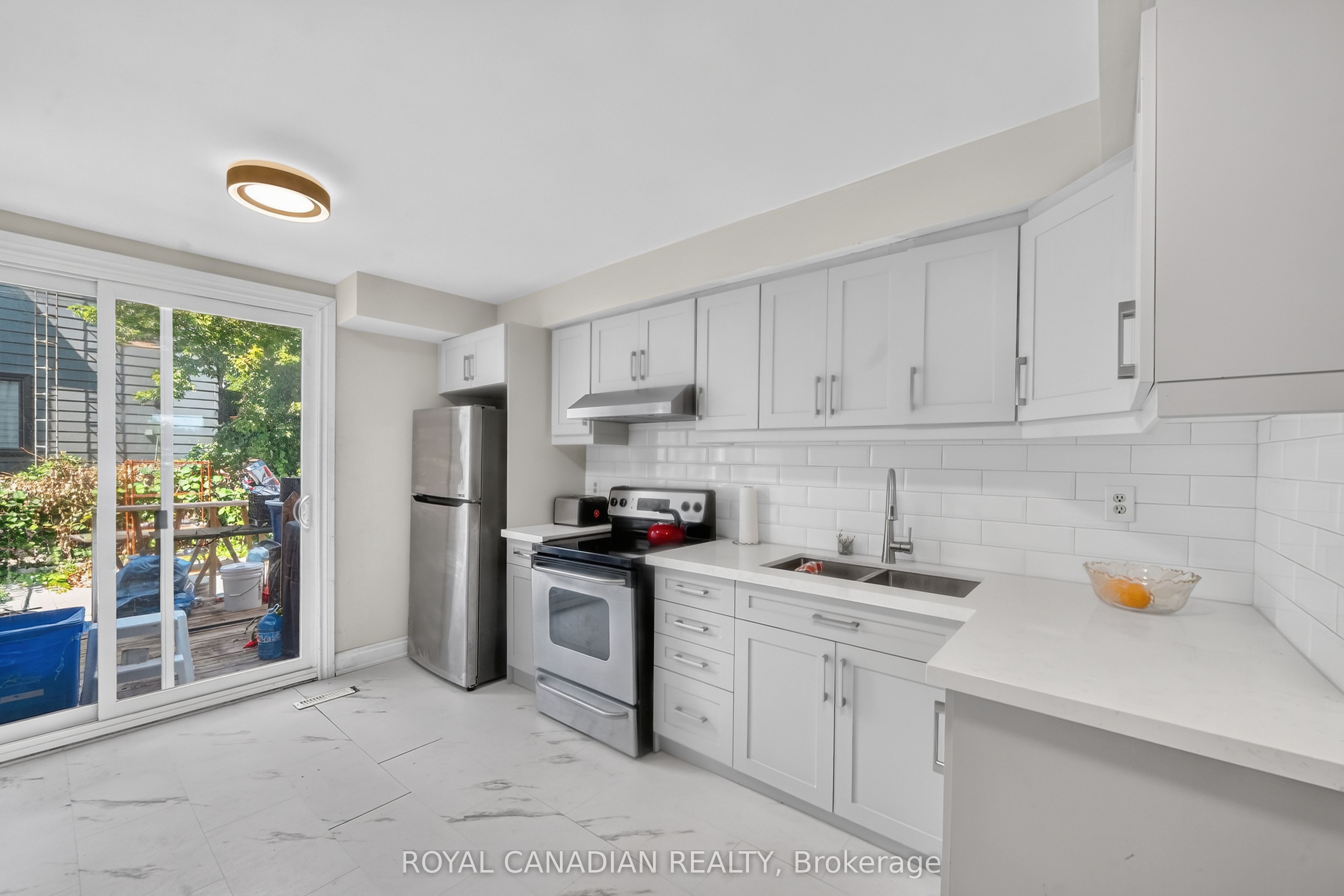 2538 St Clair Avenue W Property Photo 25