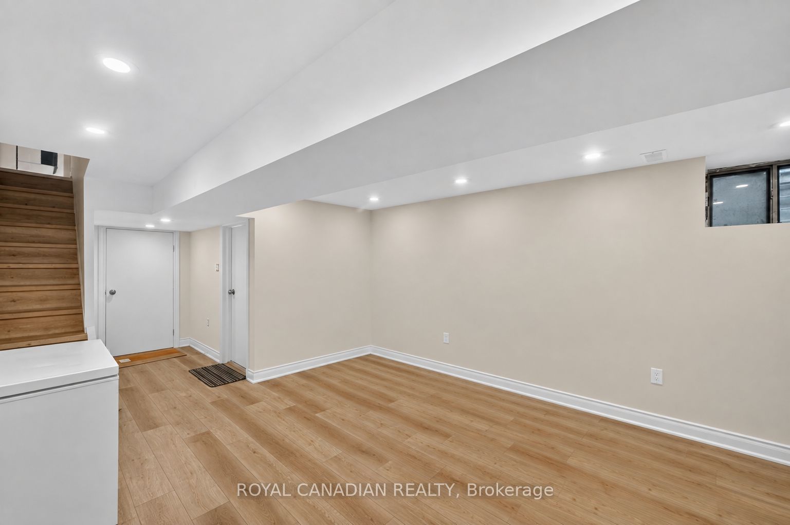 2538 St Clair Avenue W Property Photo 35