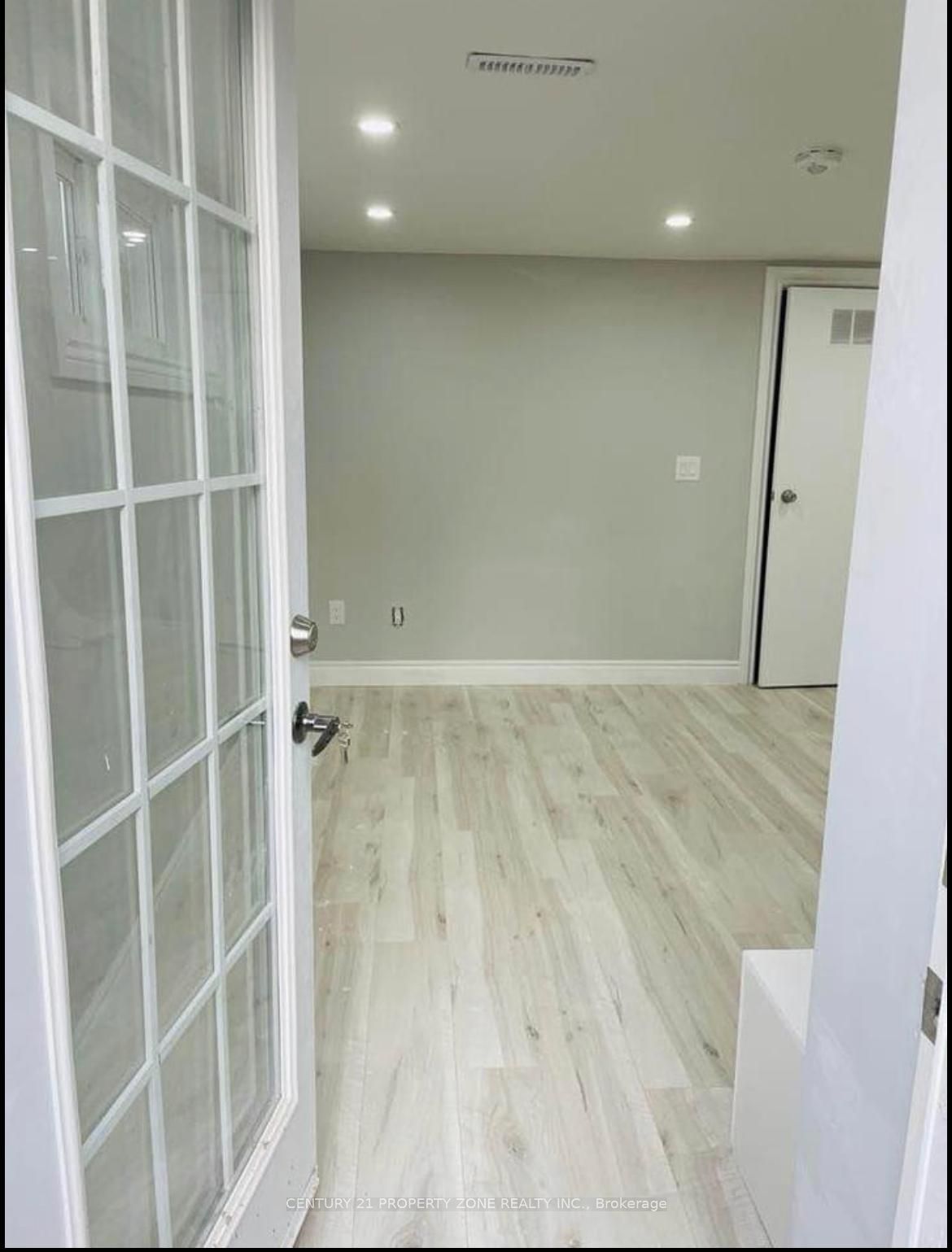 36 Winterfold #bsmt Drive Property Photo 2