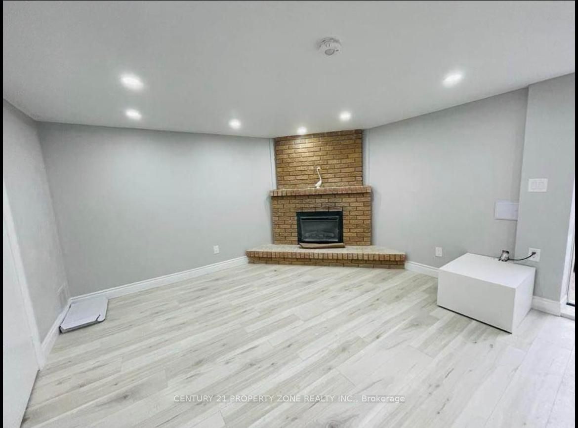 36 Winterfold #bsmt Drive Property Photo 3