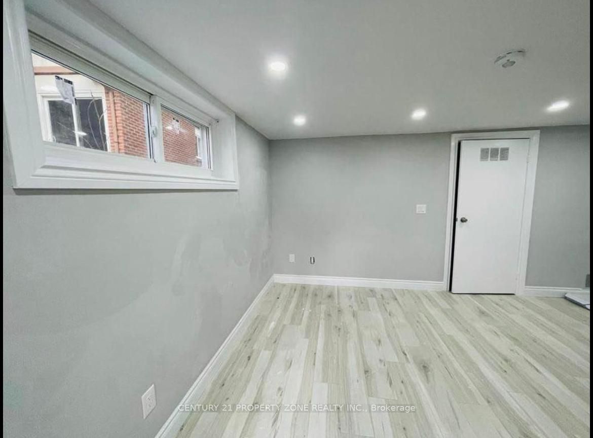 36 Winterfold #bsmt Drive Property Photo 5