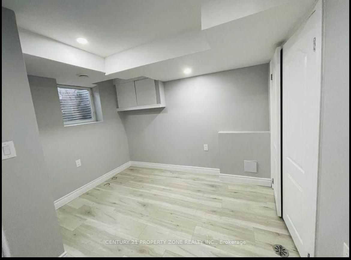 36 Winterfold #bsmt Drive Property Photo 8