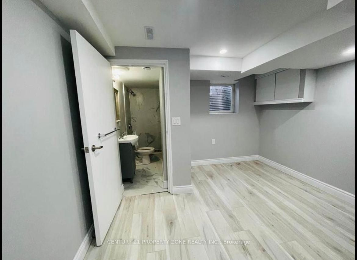 36 Winterfold #bsmt Drive Property Photo 9
