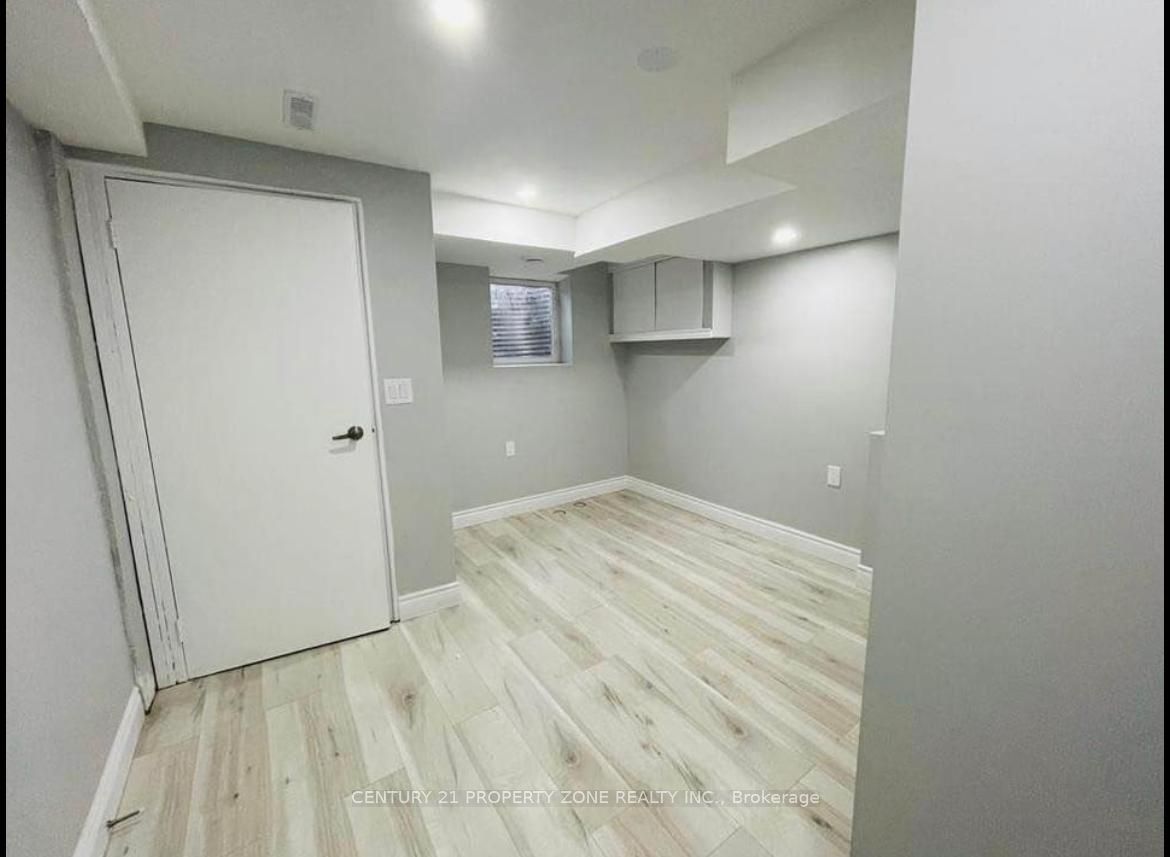 36 Winterfold #bsmt Drive Property Photo 11