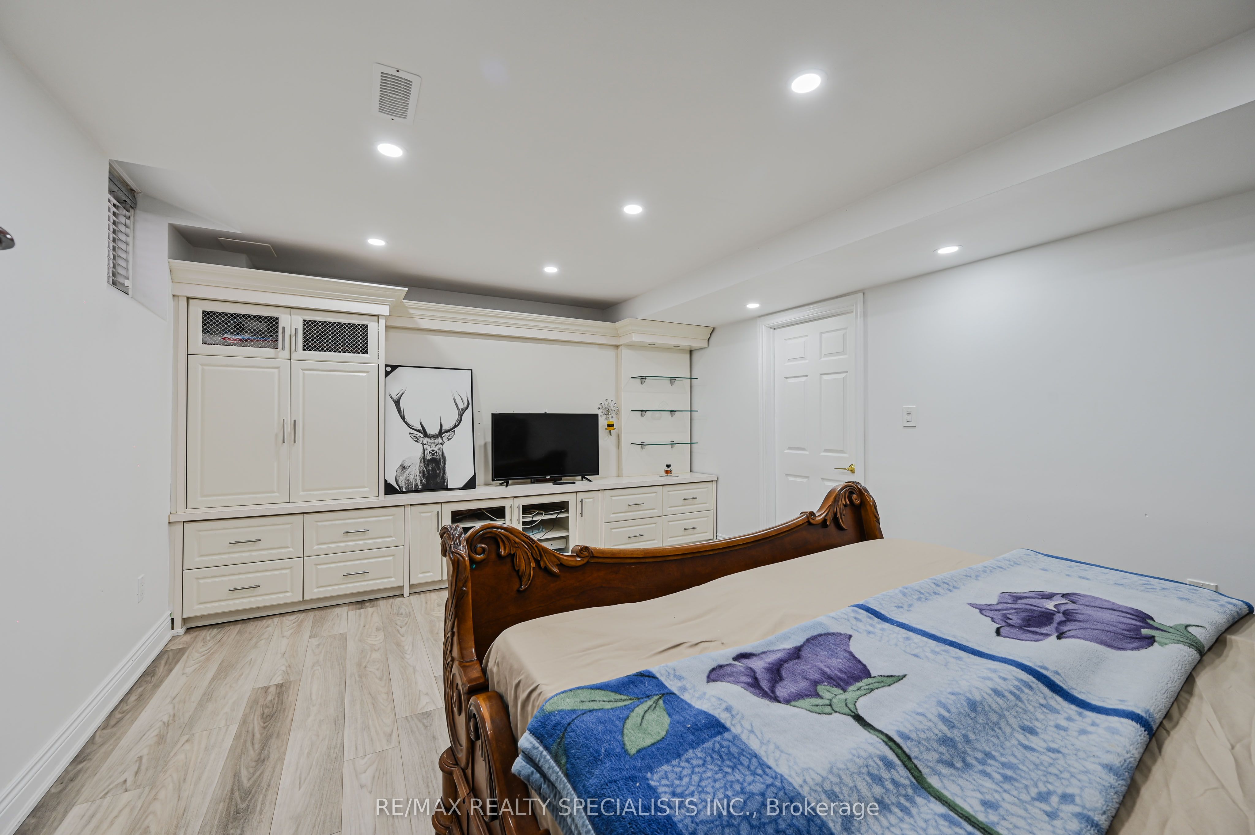 72 Village Lake Crescent Bsmt Property Photo 6
