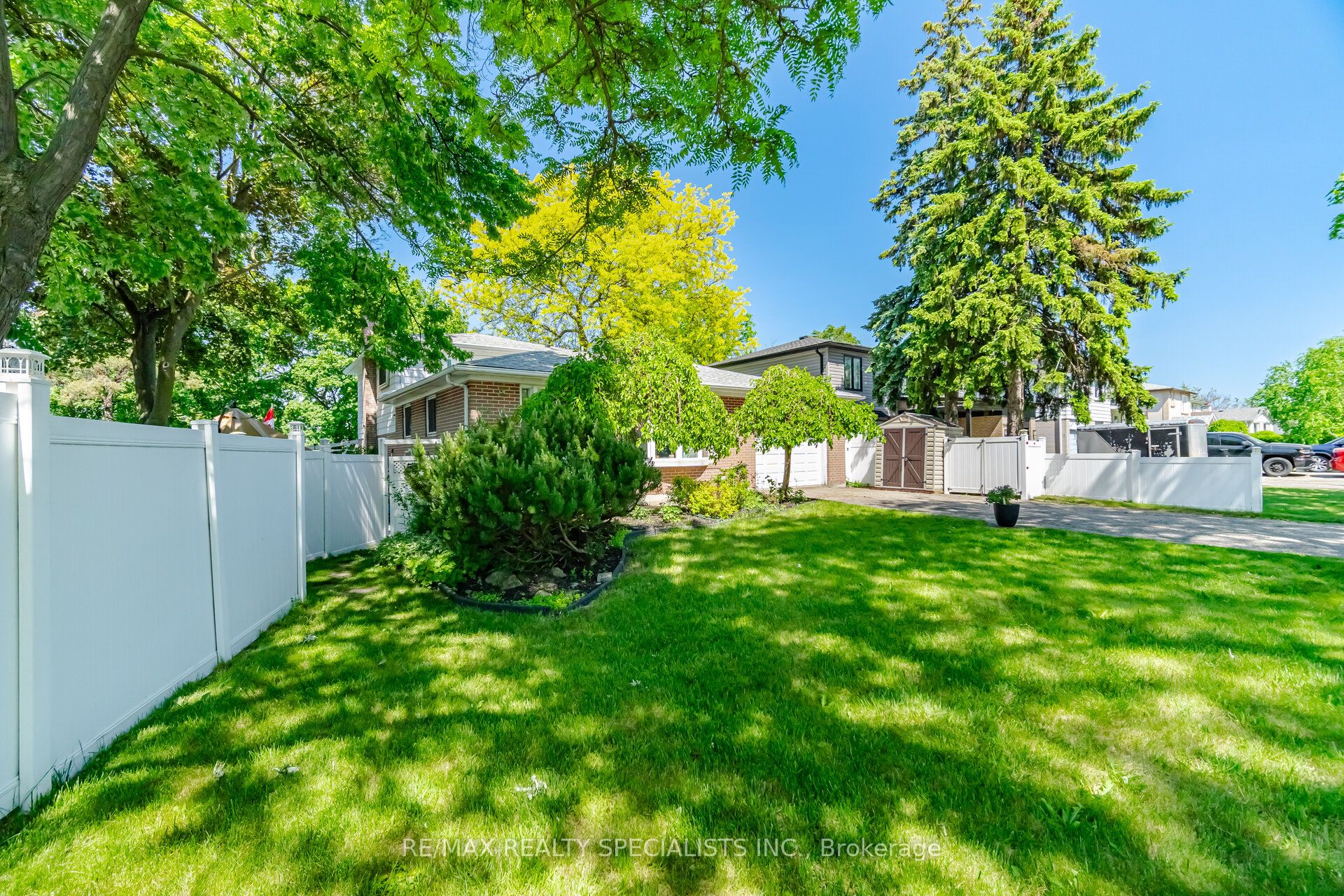3673 Fieldgate Drive Property Photo 3